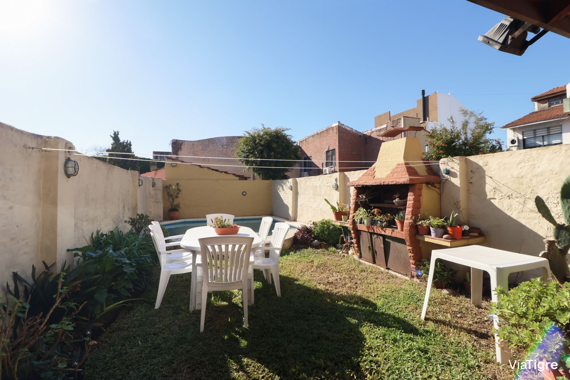 VENTA OLIVOS TRIPLEX 5 AMB 5Mts. ANCHO CON JARDIN
