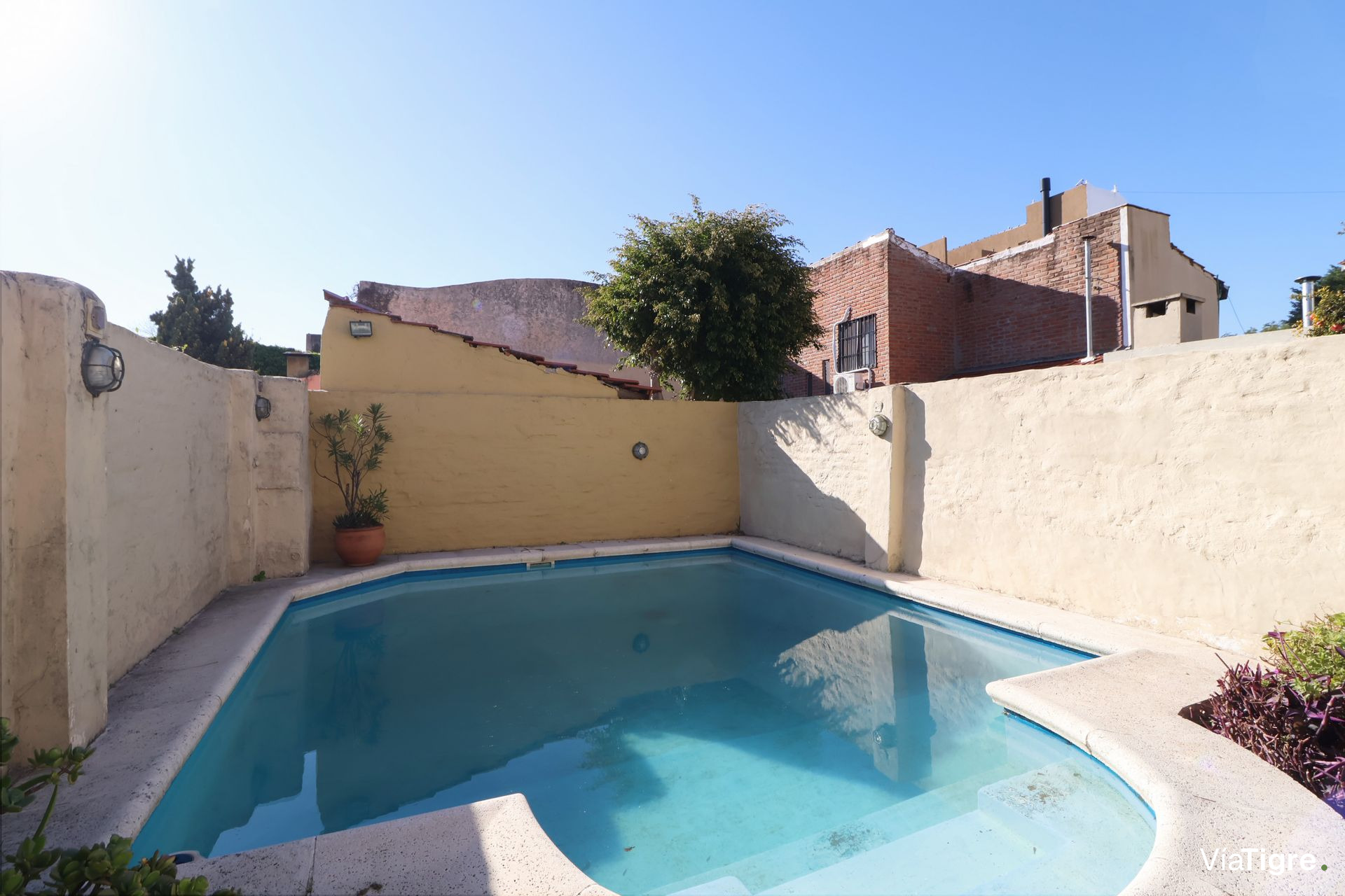 VENTA OLIVOS TRIPLEX 5 AMB 5Mts. ANCHO CON JARDIN