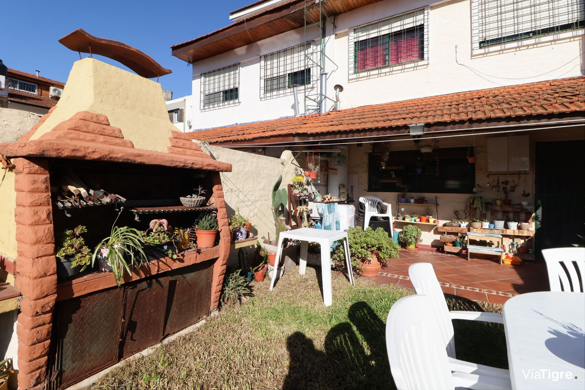 VENTA OLIVOS TRIPLEX 5 AMB 5Mts. ANCHO CON JARDIN