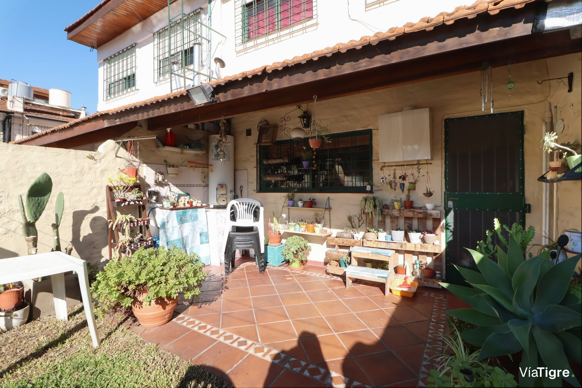 VENTA OLIVOS TRIPLEX 5 AMB 5Mts. ANCHO CON JARDIN