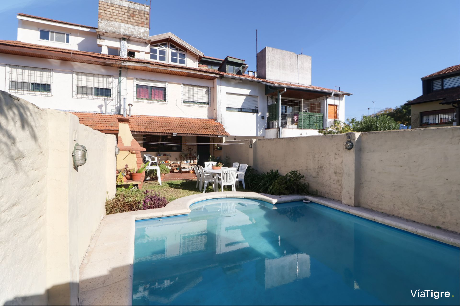 VENTA OLIVOS TRIPLEX 5 AMB 5Mts. ANCHO CON JARDIN