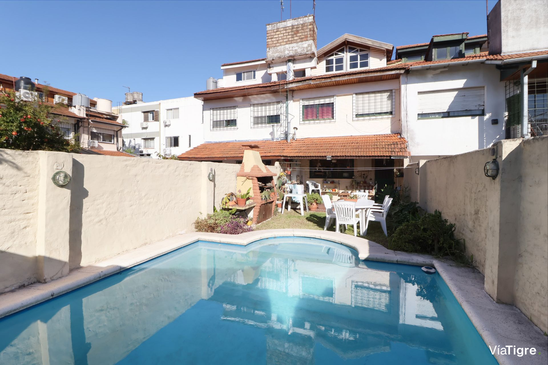 VENTA OLIVOS TRIPLEX 5 AMB 5Mts. ANCHO CON JARDIN