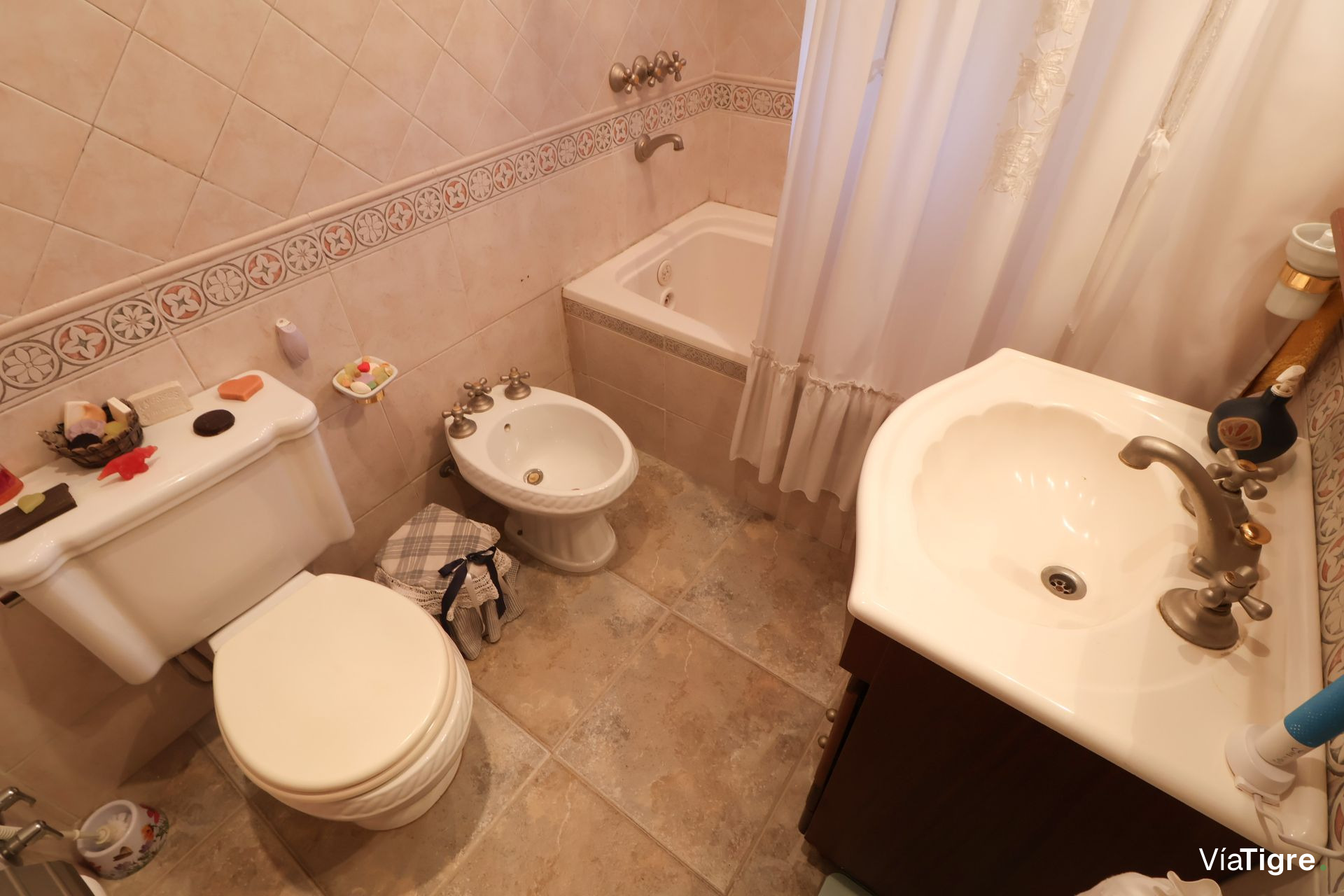 VENTA OLIVOS TRIPLEX 5 AMB 5Mts. ANCHO CON JARDIN