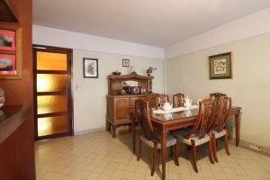 VENTA OLIVOS TRIPLEX 5 AMB 5Mts. ANCHO CON JARDIN