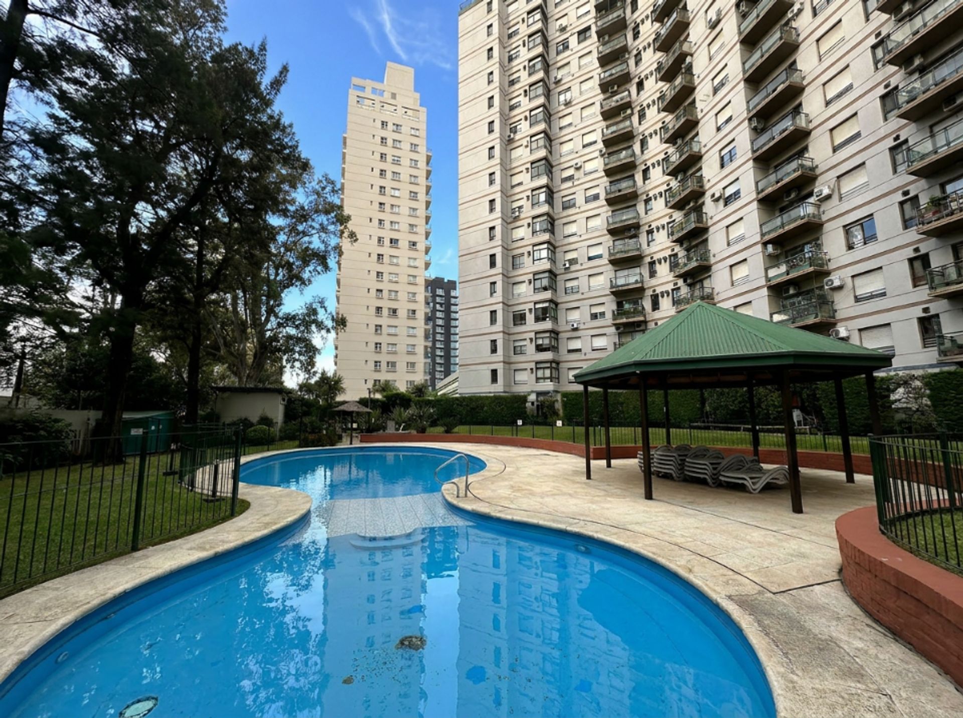 3 ambientes con balcón en complejo Riverside Tigre
