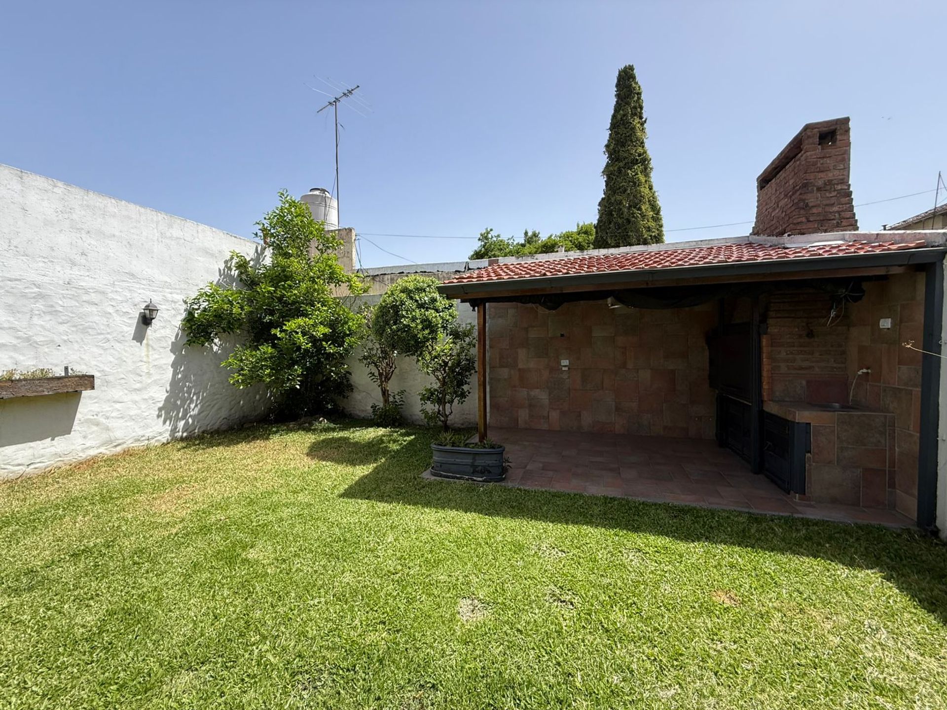 Casa 4 Amb Olivos Cochera Jardin Parrilla Permuta