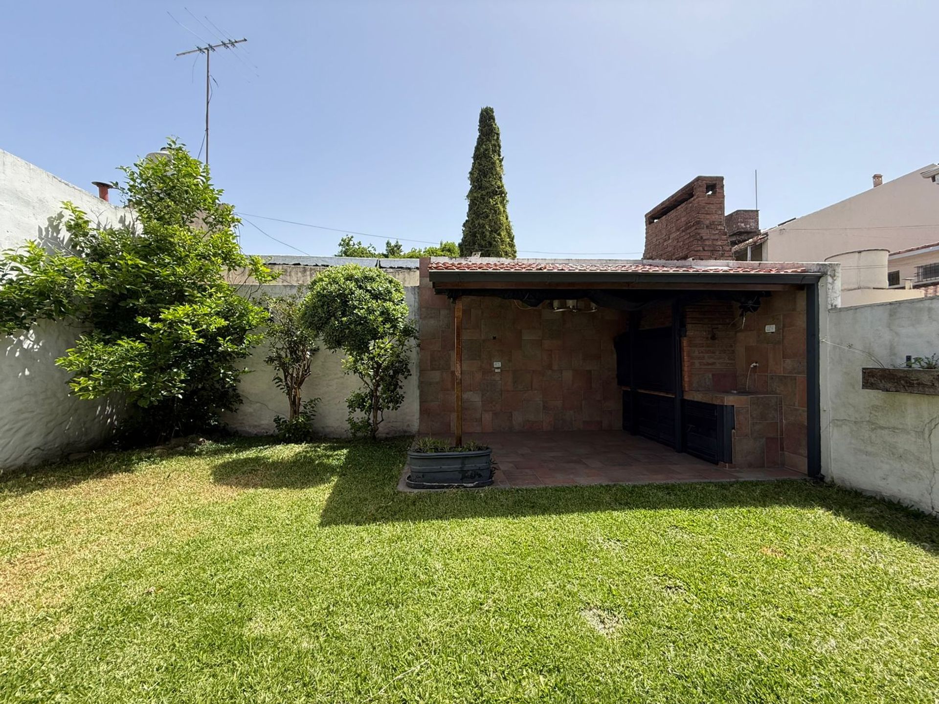Casa 4 Amb Olivos Cochera Jardin Parrilla Permuta