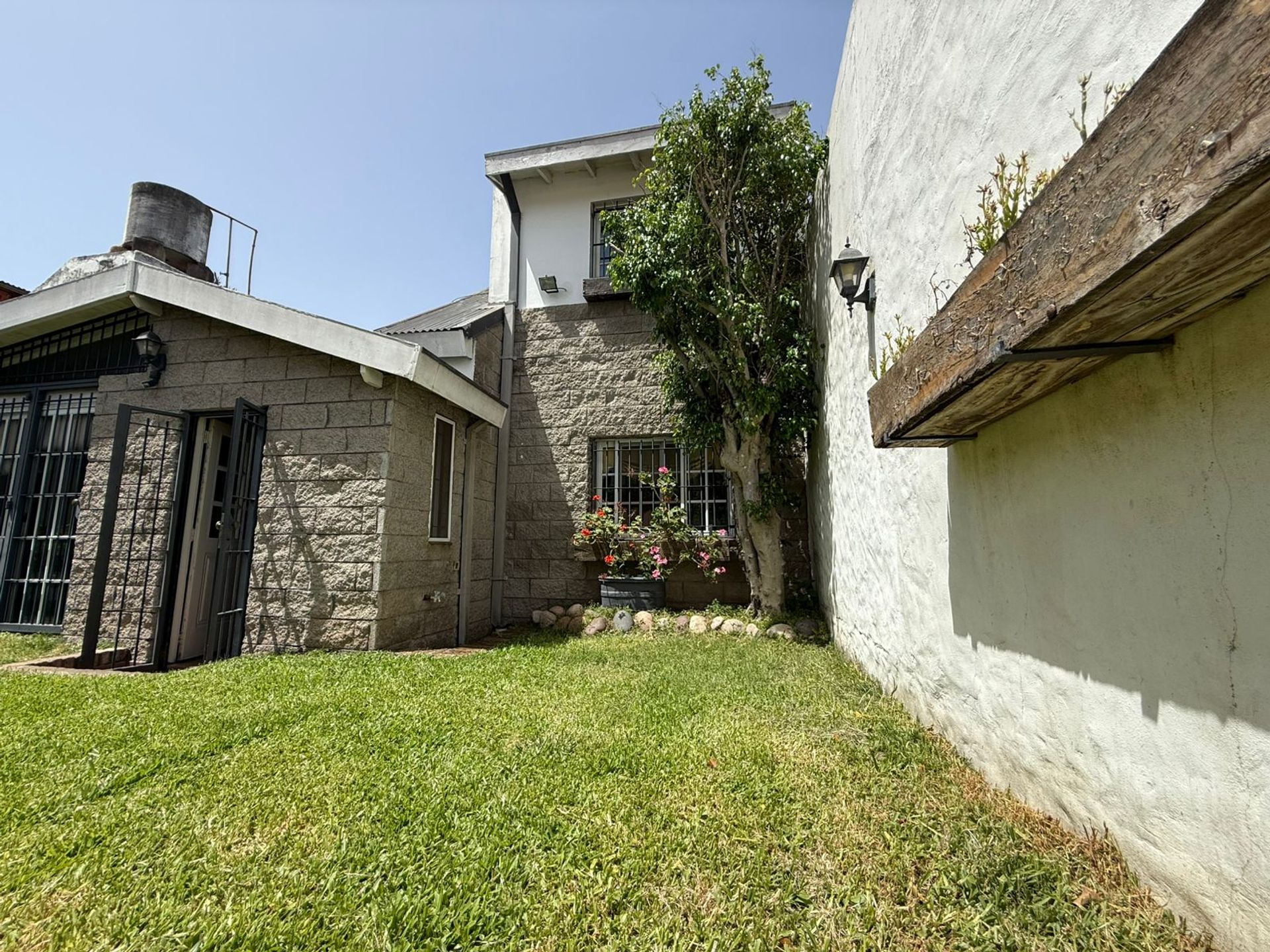 Casa 4 Amb Olivos Cochera Jardin Parrilla Permuta