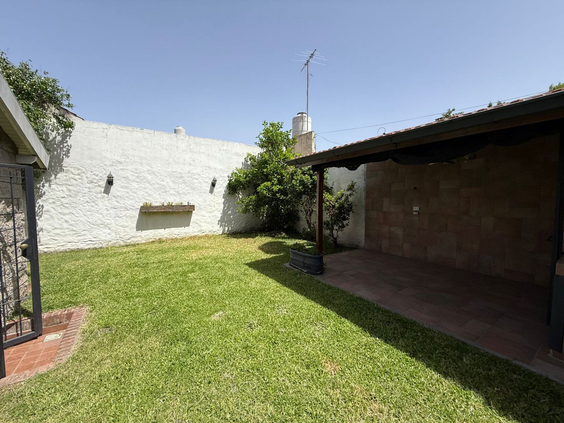 Casa 4 Amb Olivos Cochera Jardin Parrilla Permuta