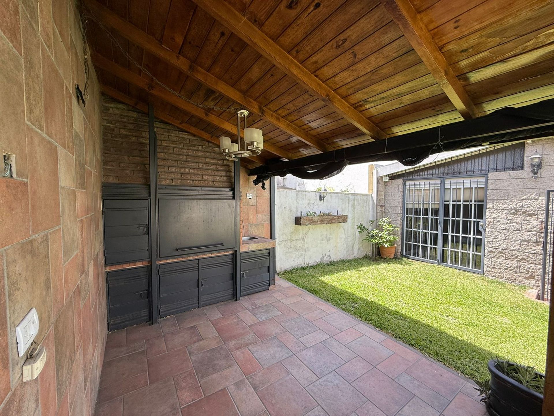 Casa 4 Amb Olivos Cochera Jardin Parrilla Permuta