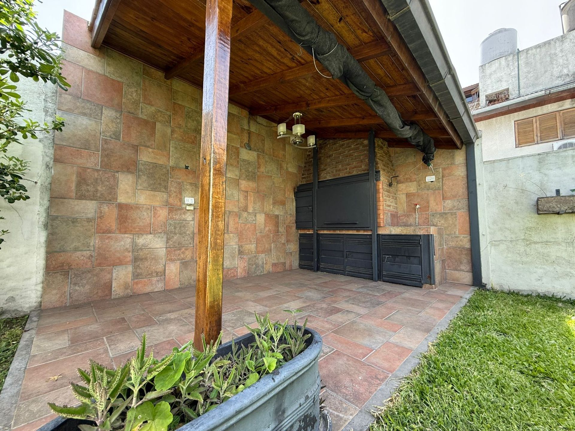 Casa 4 Amb Olivos Cochera Jardin Parrilla Permuta