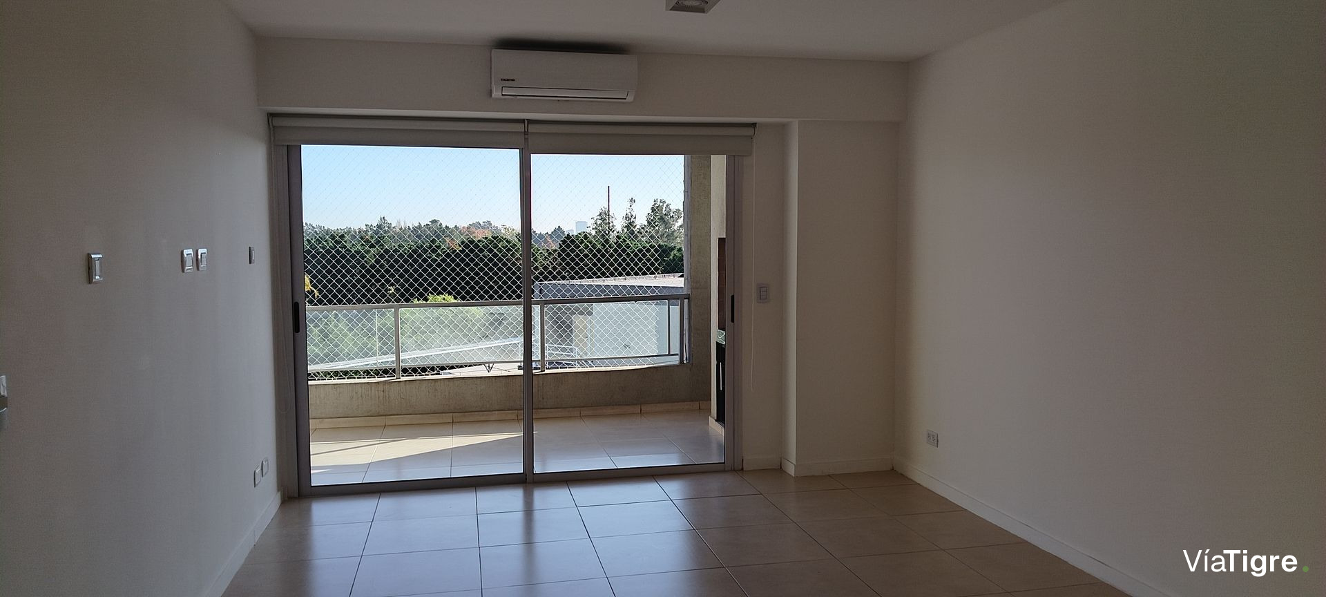 Alq. dto.2 amb. c/ cochera, dormitorio con vestid.