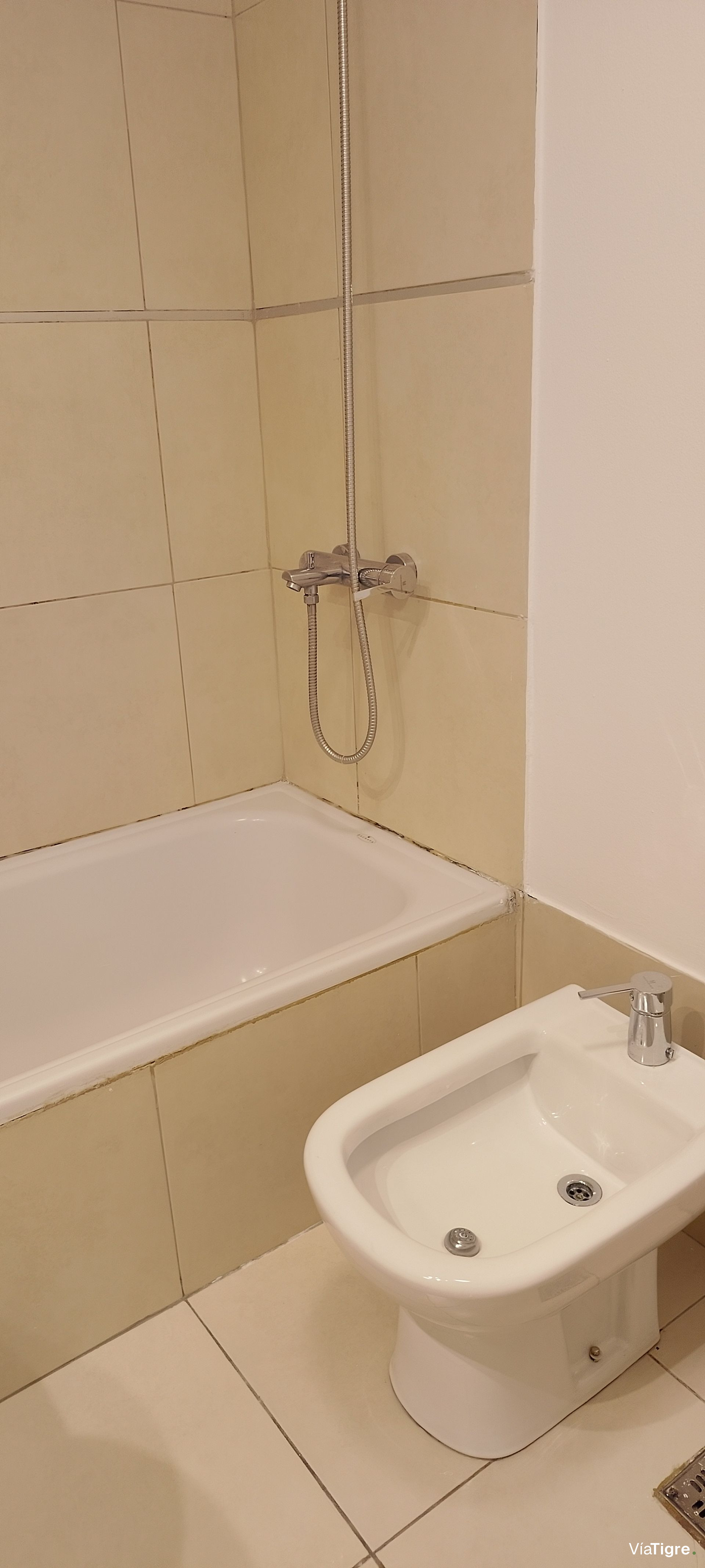 Alq. dto.2 amb. c/ cochera, dormitorio con vestid.
