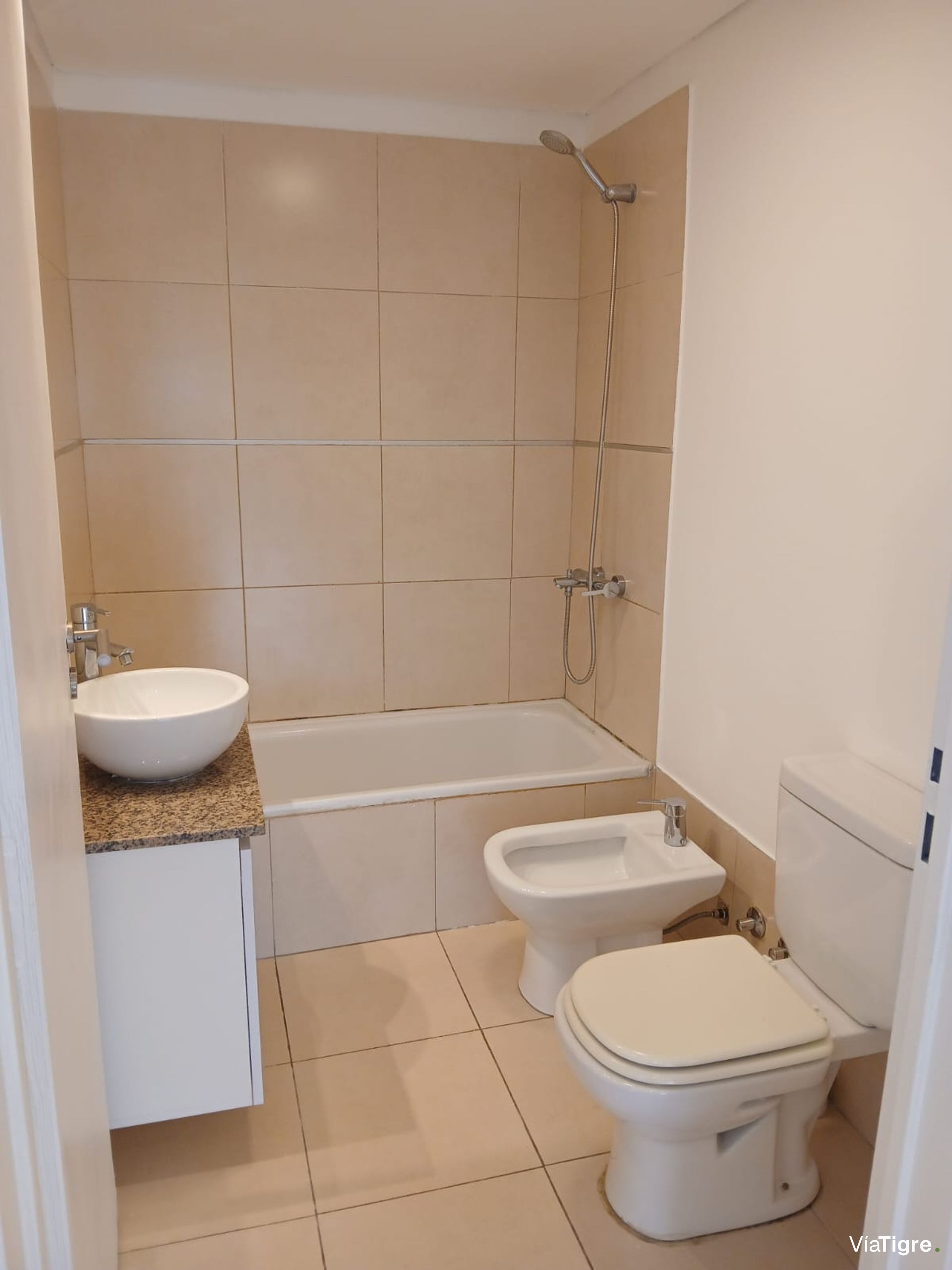 Alq. dto.2 amb. c/ cochera, dormitorio con vestid.