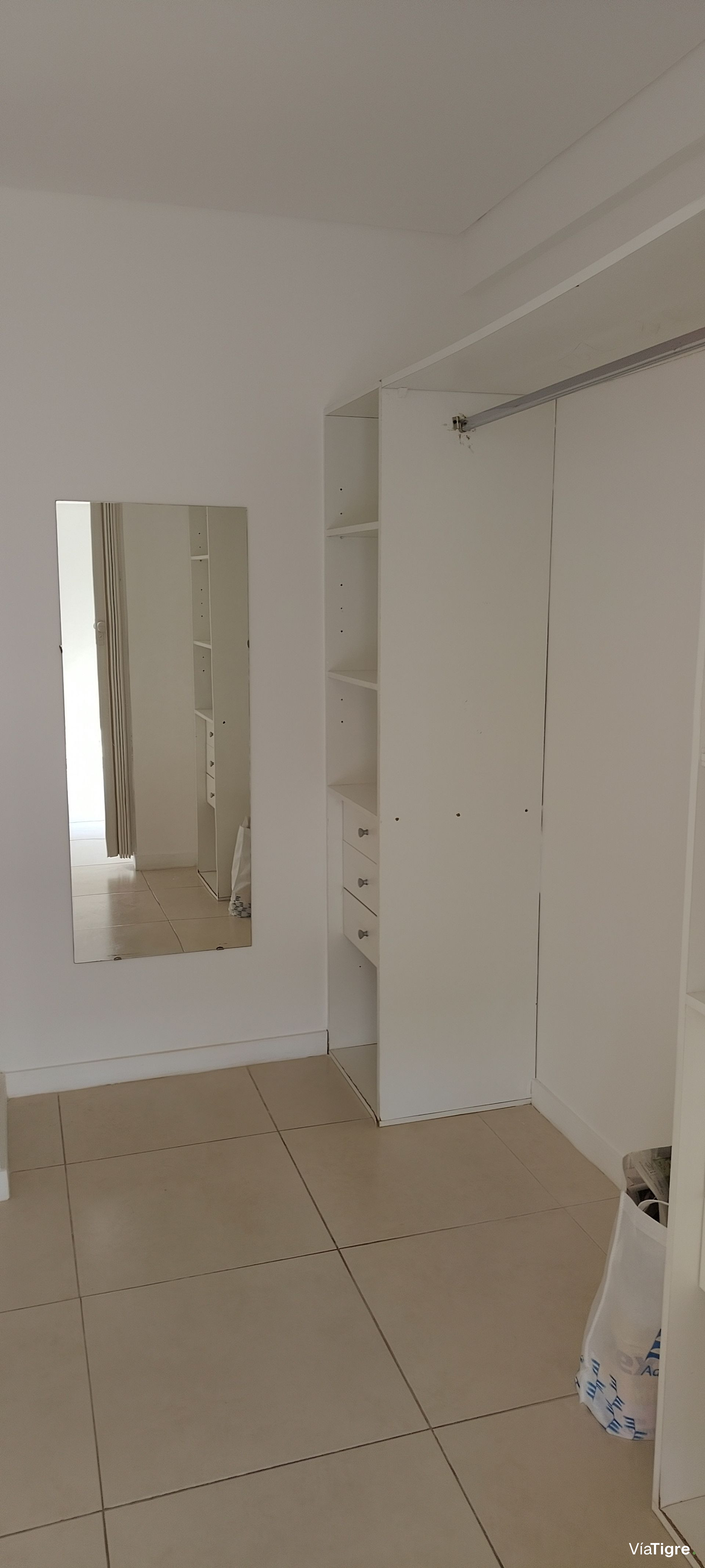 Alq. dto.2 amb. c/ cochera, dormitorio con vestid.