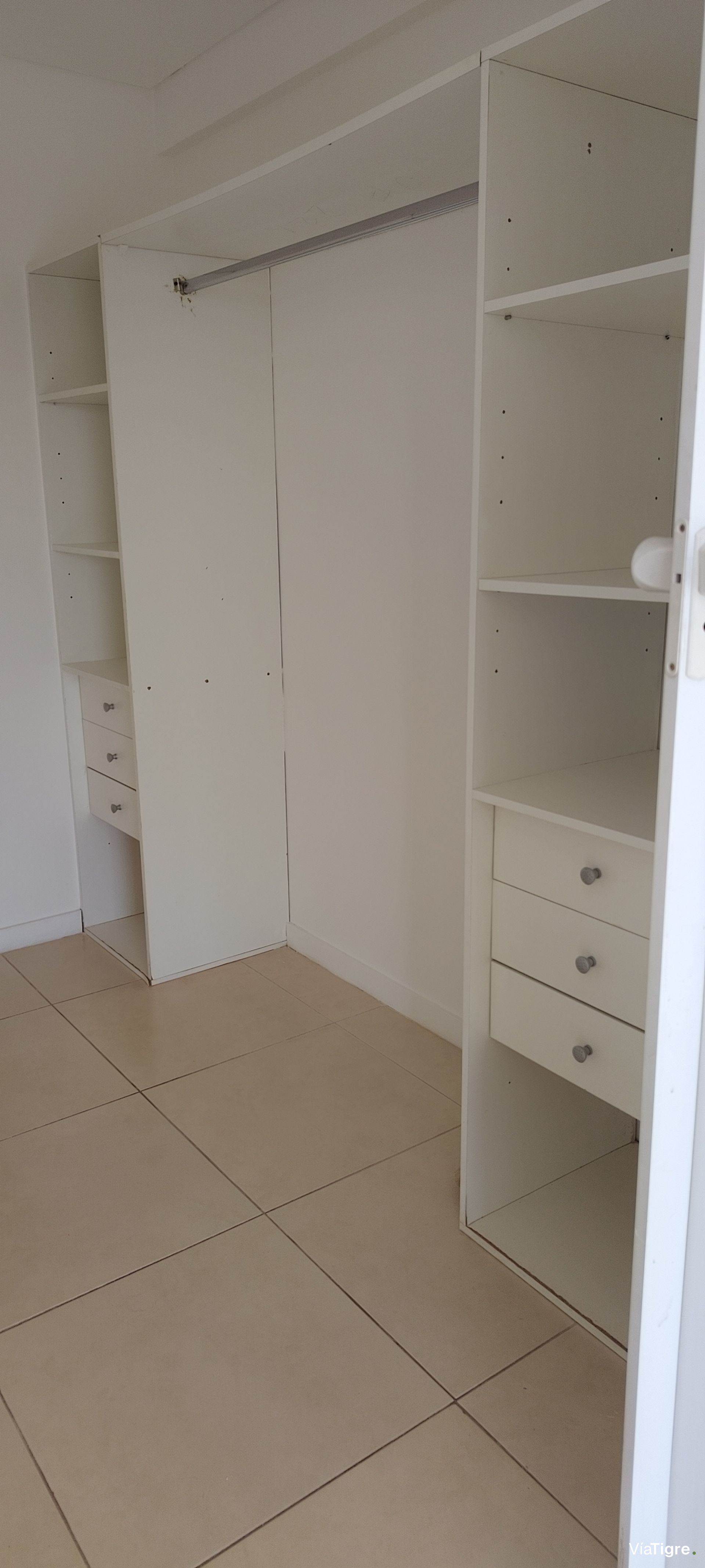 Alq. dto.2 amb. c/ cochera, dormitorio con vestid.