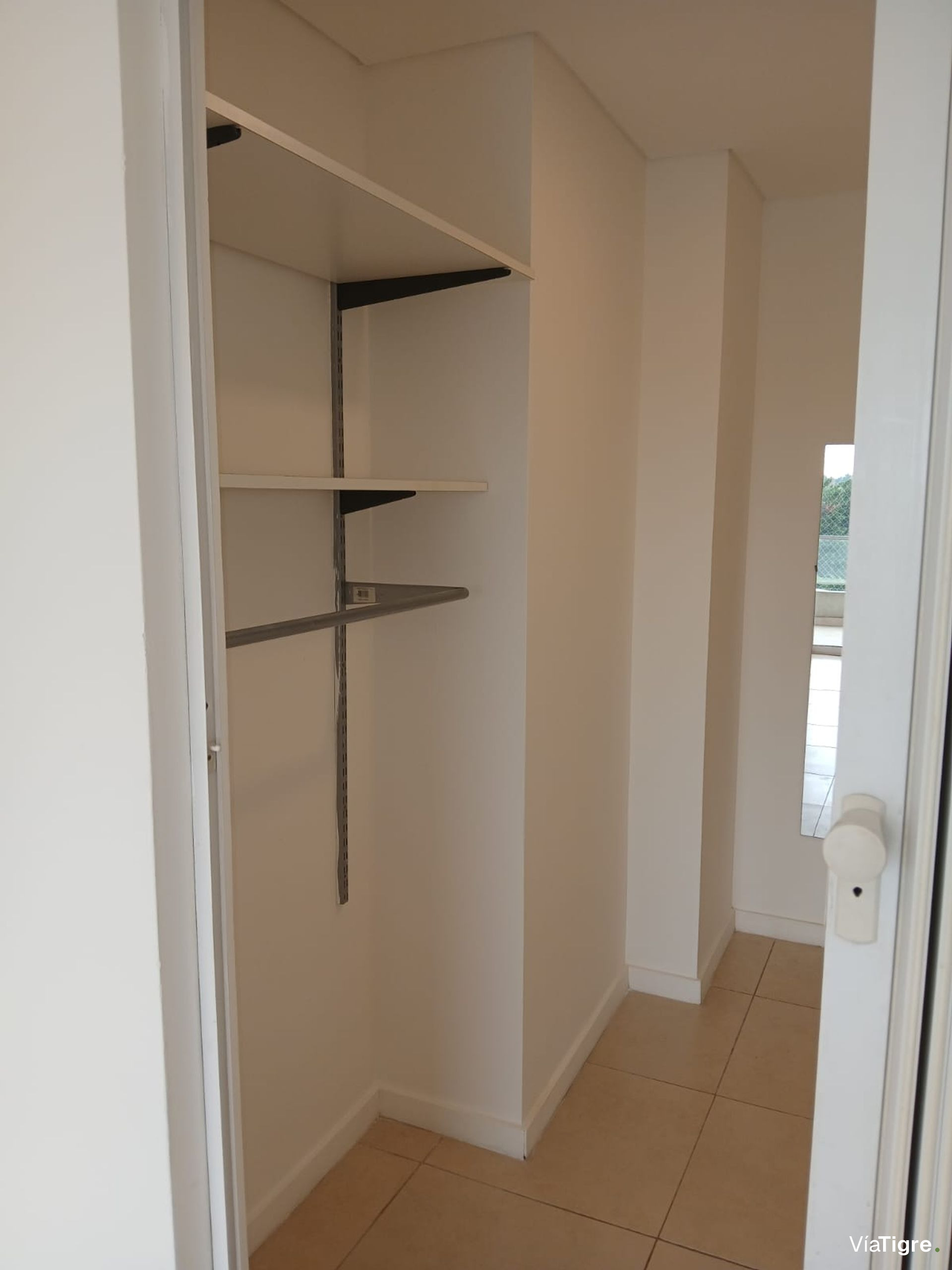 Alq. dto.2 amb. c/ cochera, dormitorio con vestid.
