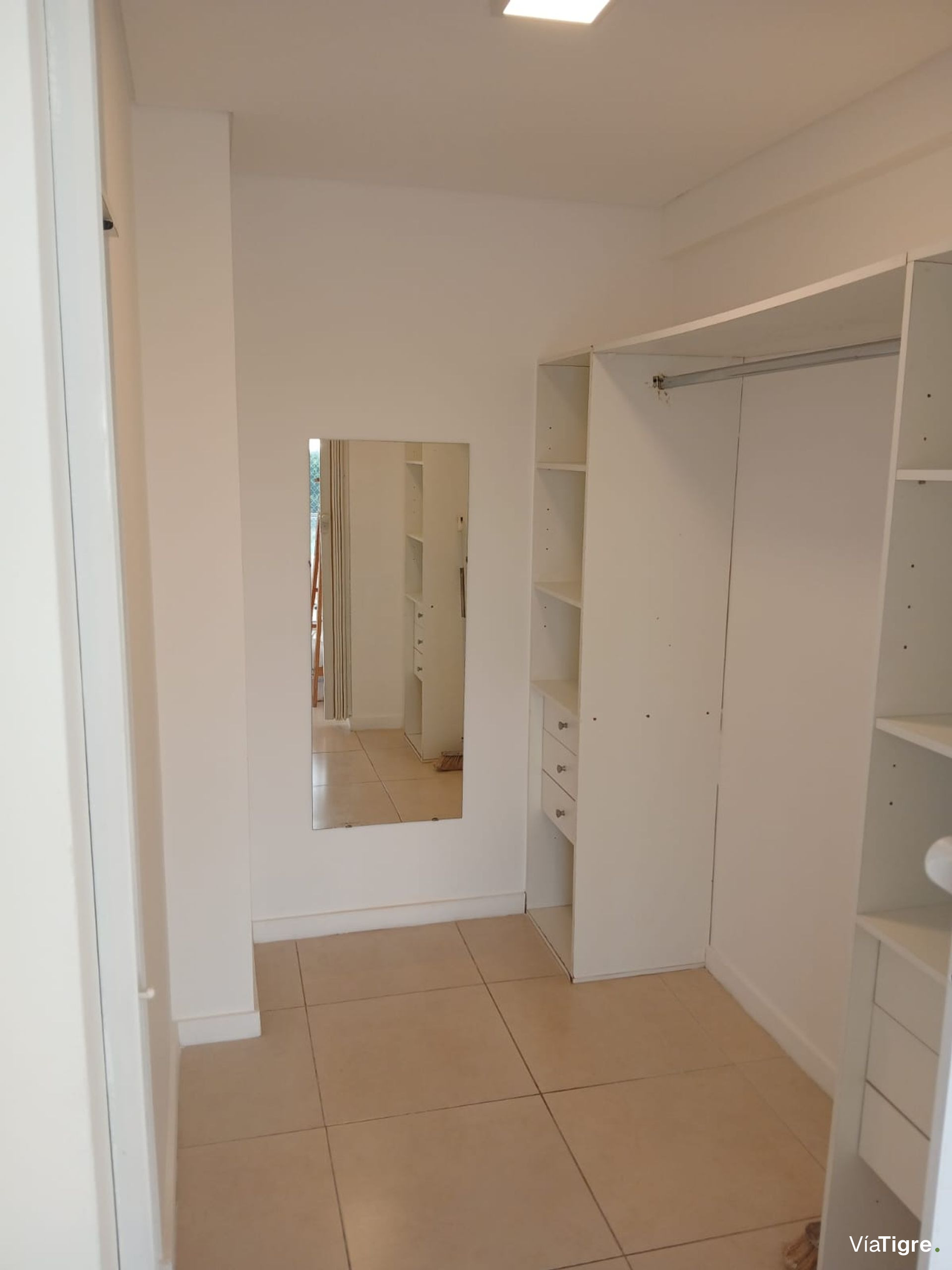 Alq. dto.2 amb. c/ cochera, dormitorio con vestid.