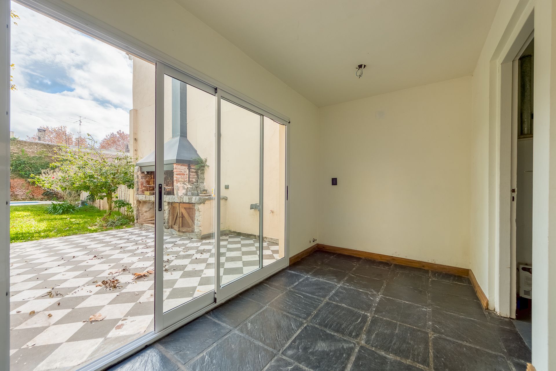 Casa moderna con jardín y pileta