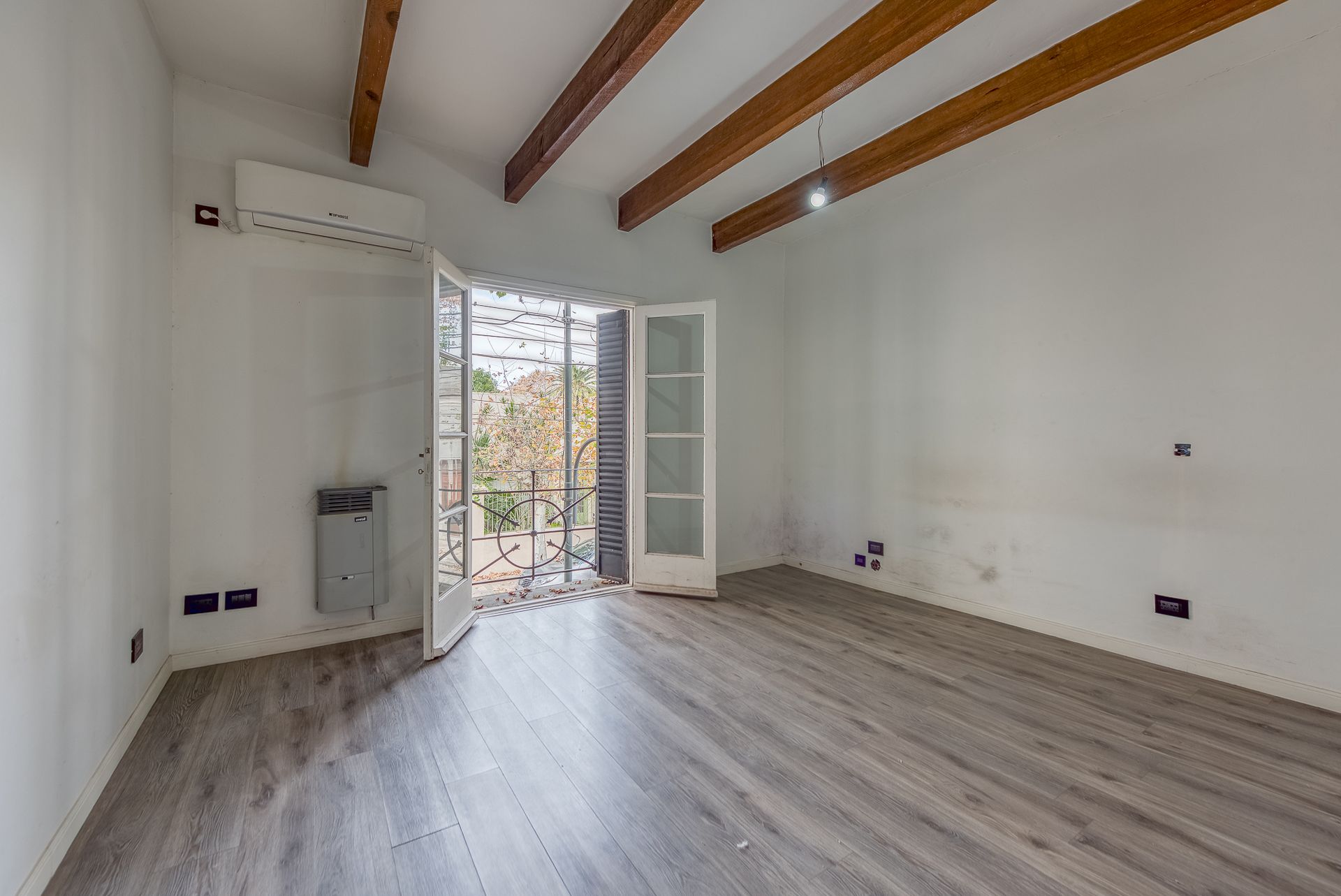 Casa moderna con jardín y pileta
