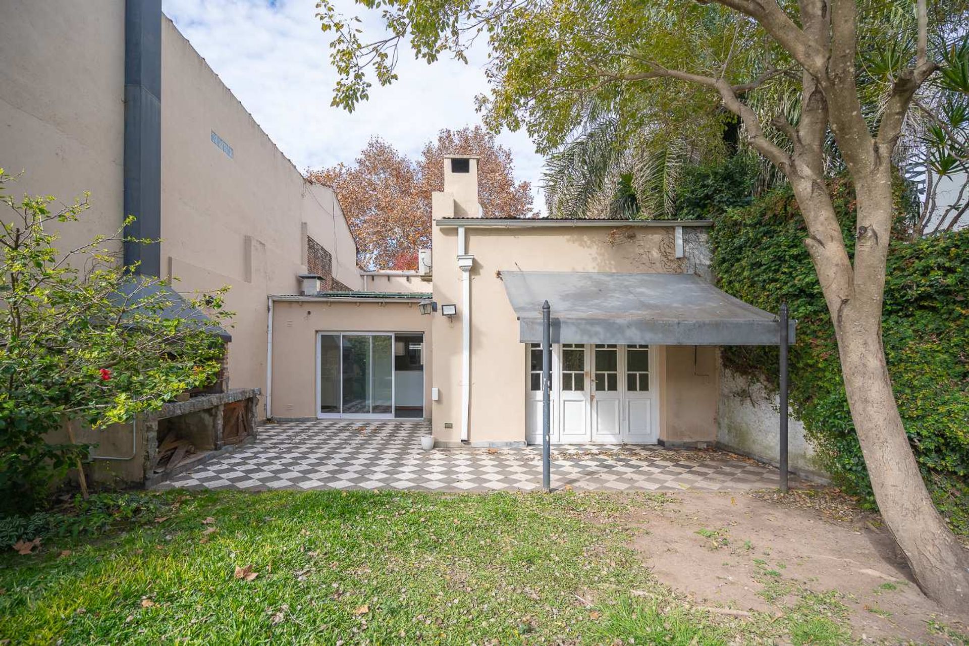 Casa moderna con jardín y pileta