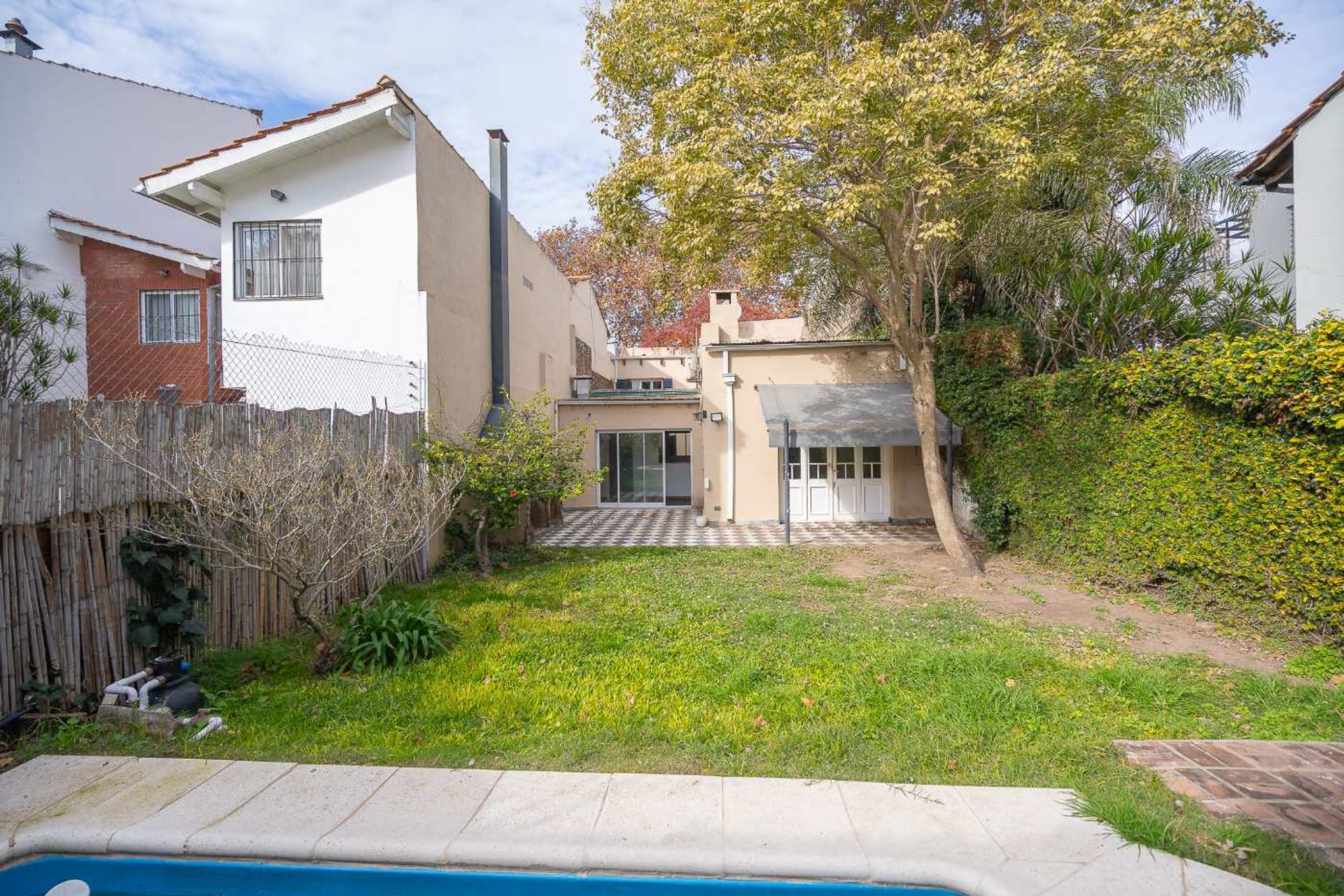 Casa moderna con jardín y pileta