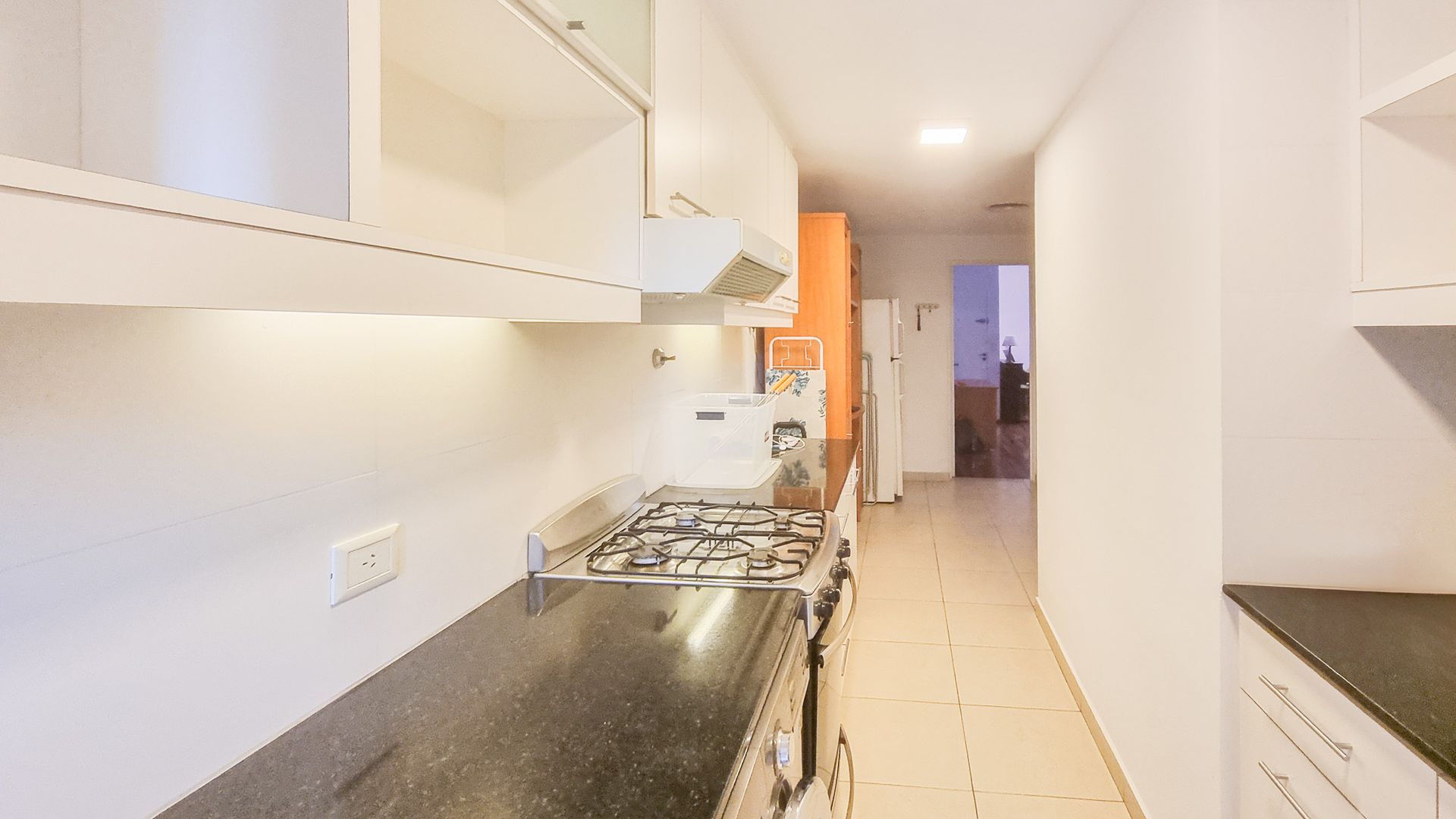 Depto. de tres ambientes amoblado en Martínez