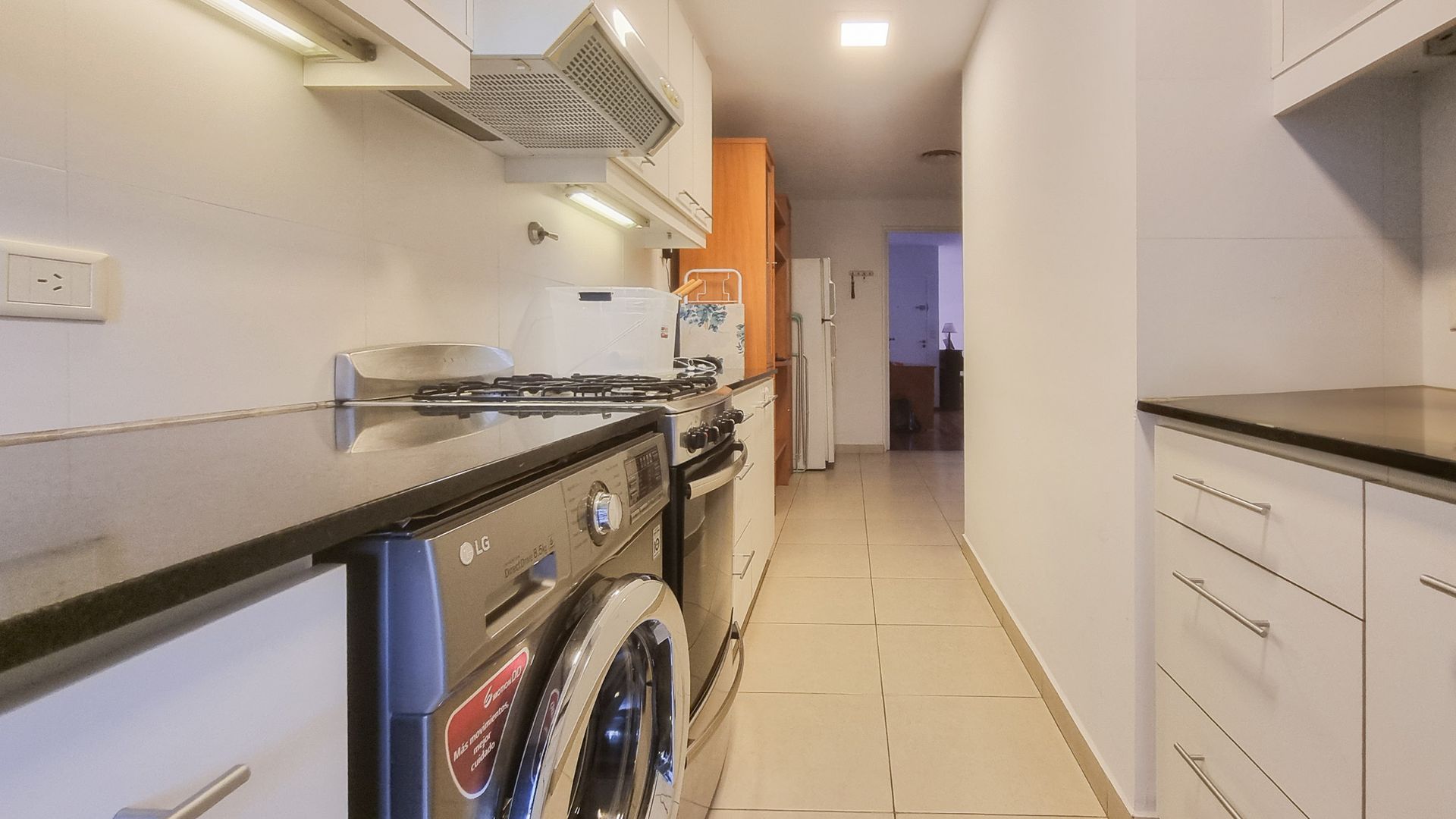 Depto. de tres ambientes amoblado en Martínez