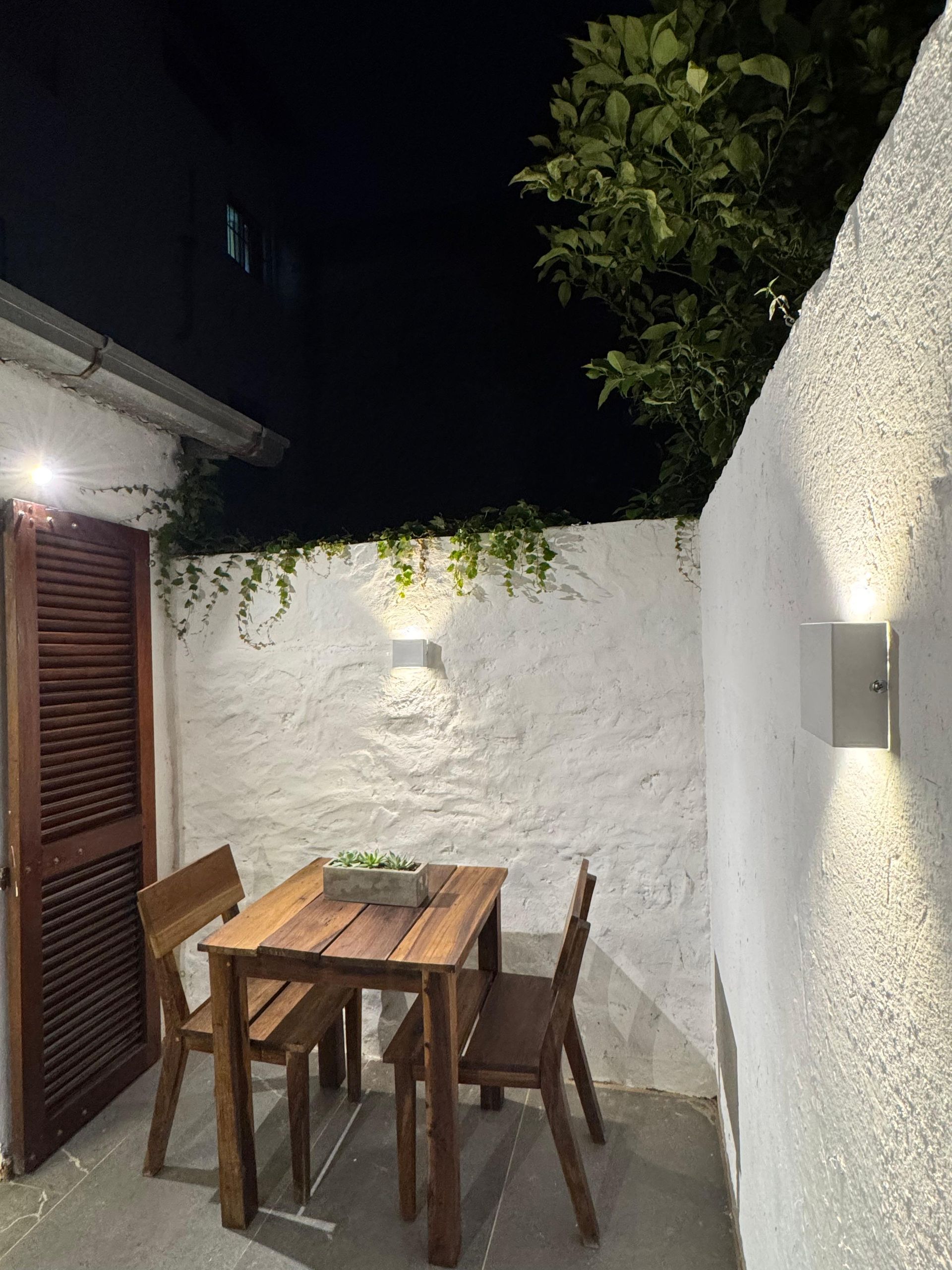 LOCAL frente con patio