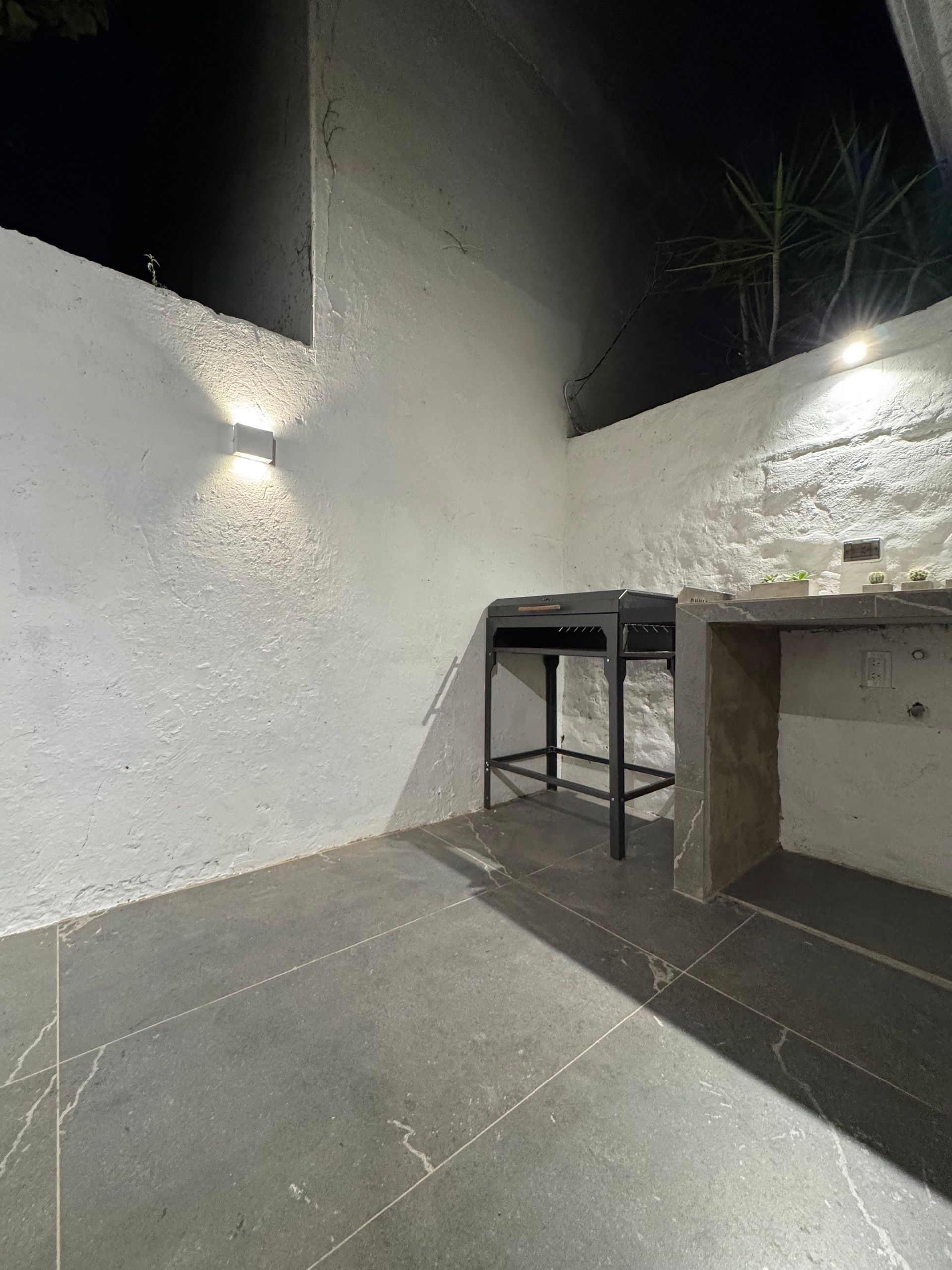 LOCAL frente con patio