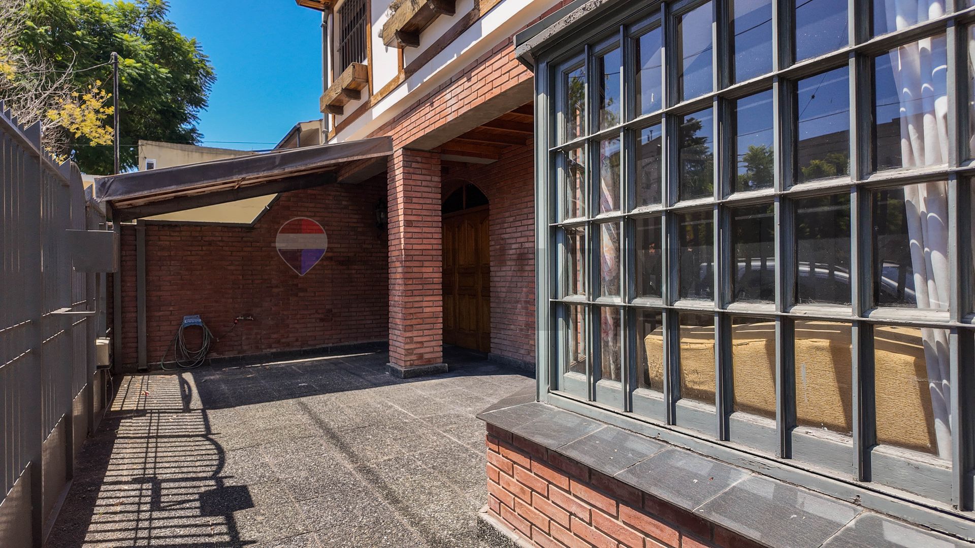Venta Casa Con Jardin Pileta Cocheras. San Isidro