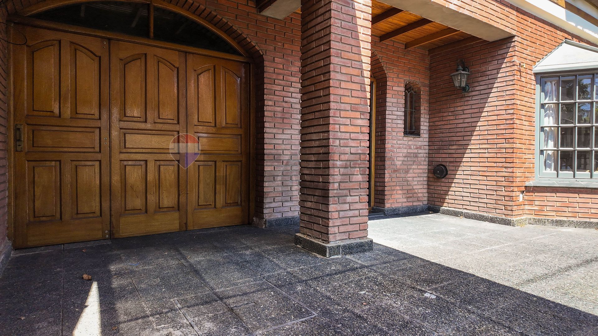 Venta Casa Con Jardin Pileta Cocheras. San Isidro