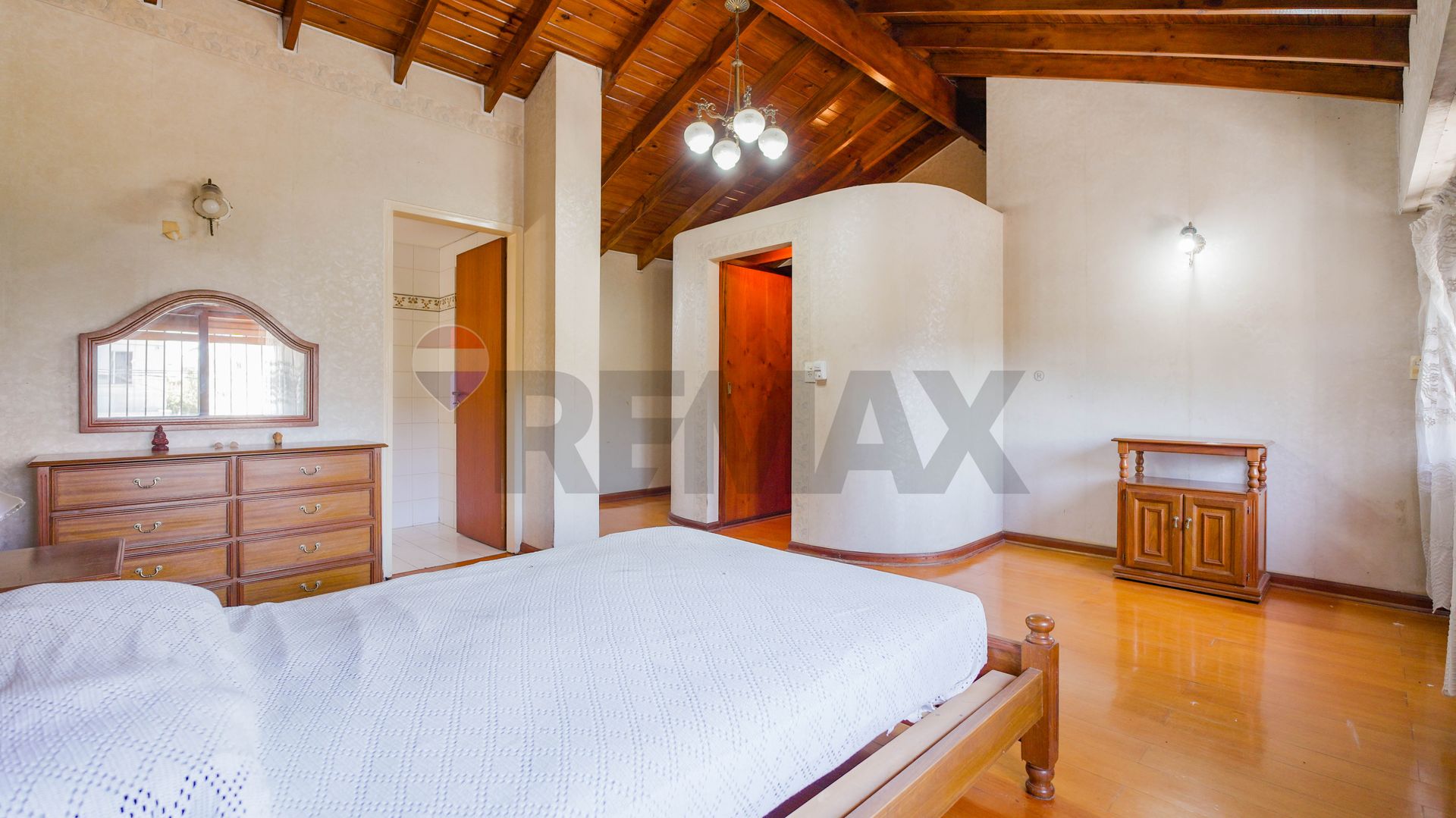 Venta Casa Con Jardin Pileta Cocheras. San Isidro