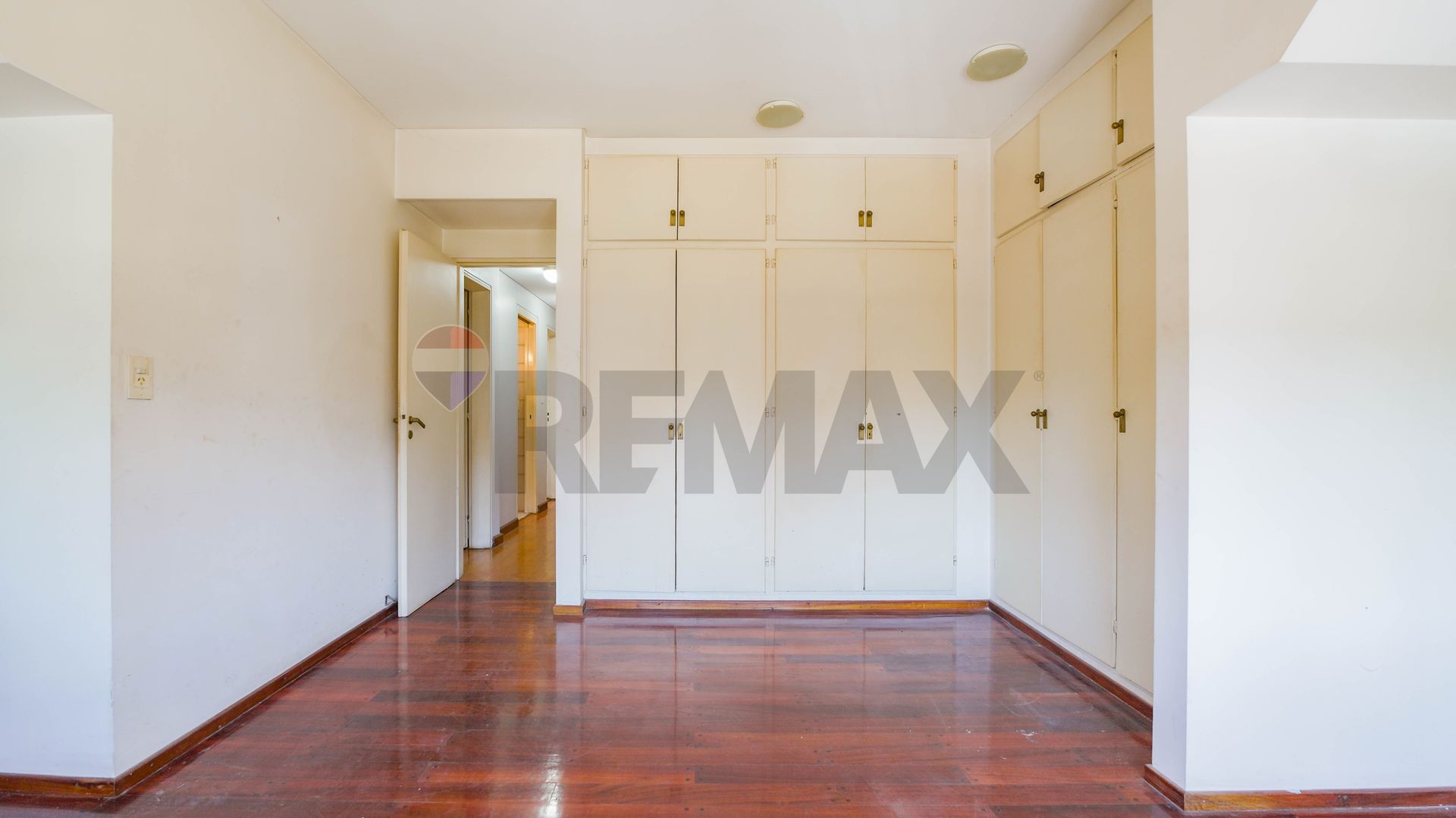 Venta Casa Con Jardin Pileta Cocheras. San Isidro