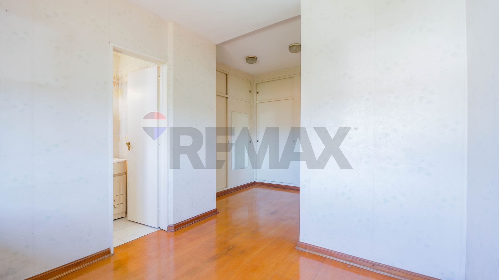 Venta Casa Con Jardin Pileta Cocheras. San Isidro