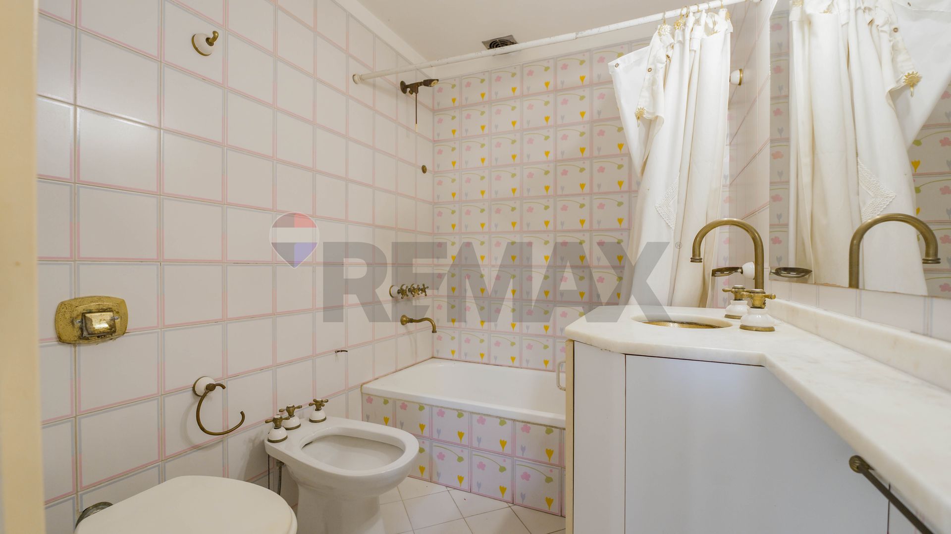 Venta Casa Con Jardin Pileta Cocheras. San Isidro
