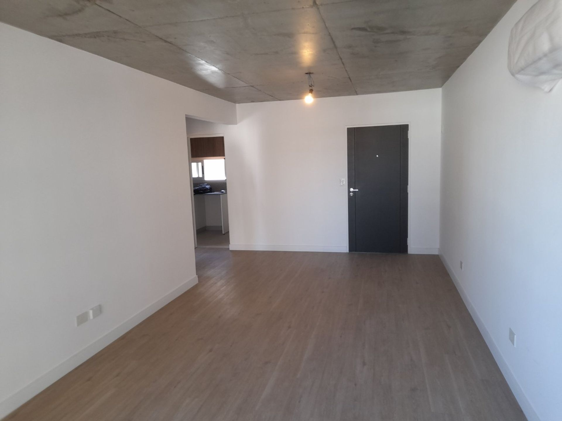 2 Ambientes con cochera y balcón.