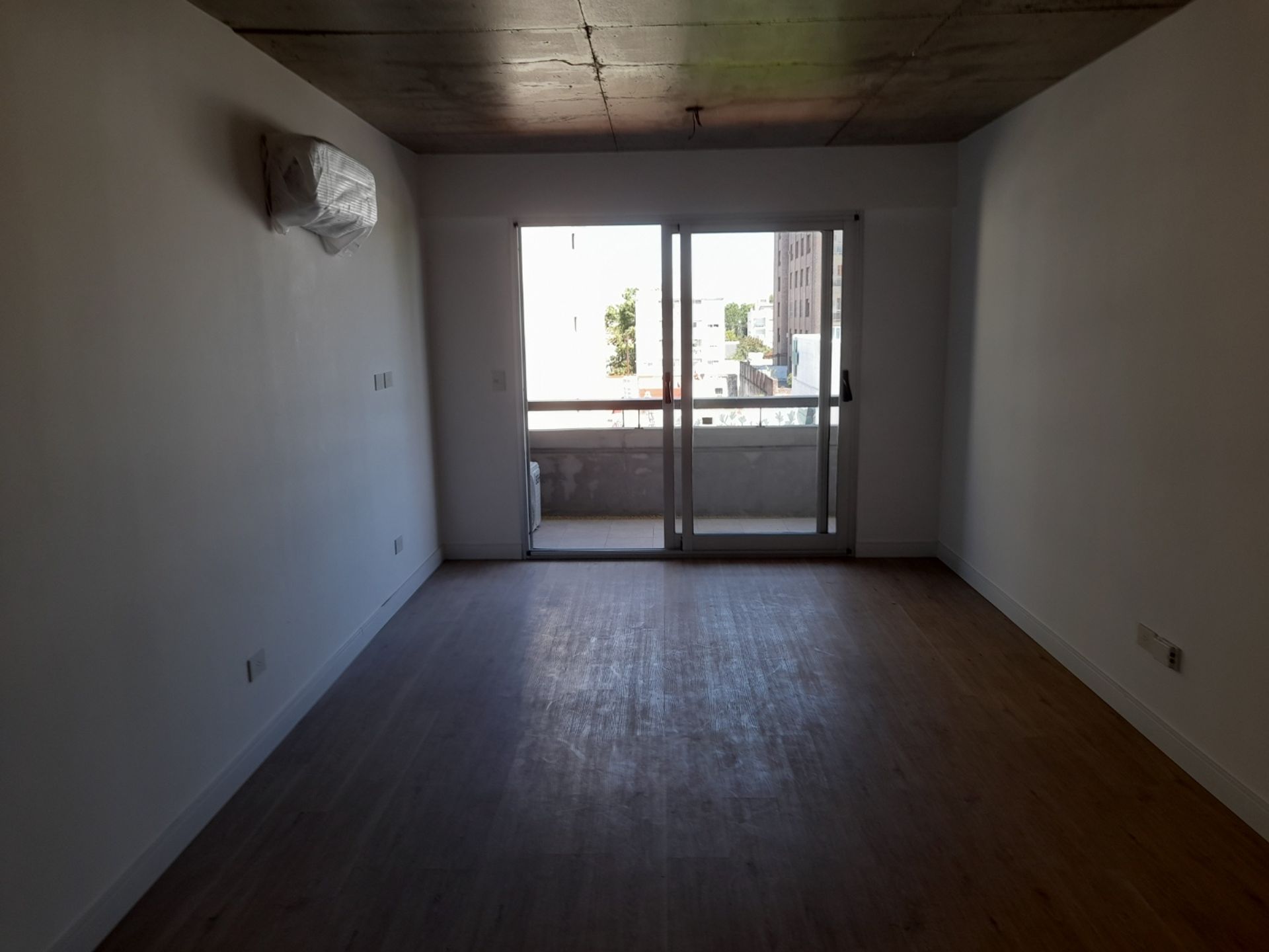 2 Ambientes con cochera y balcón.
