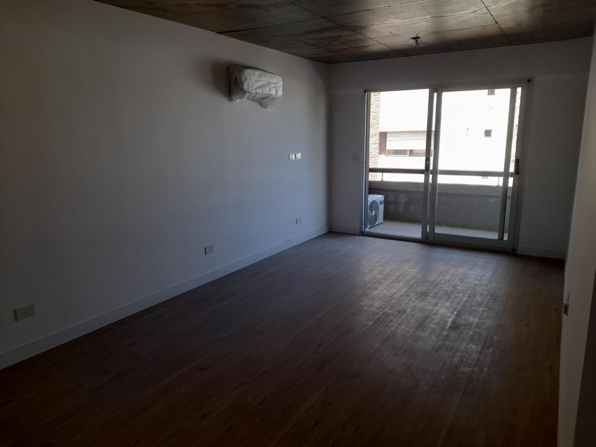 2 Ambientes con cochera y balcón.