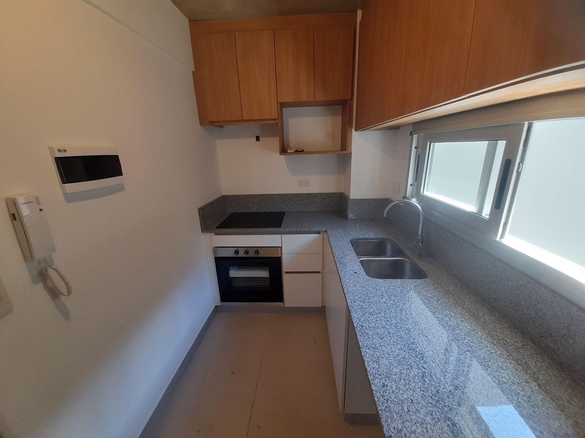 2 Ambientes con cochera y balcón.
