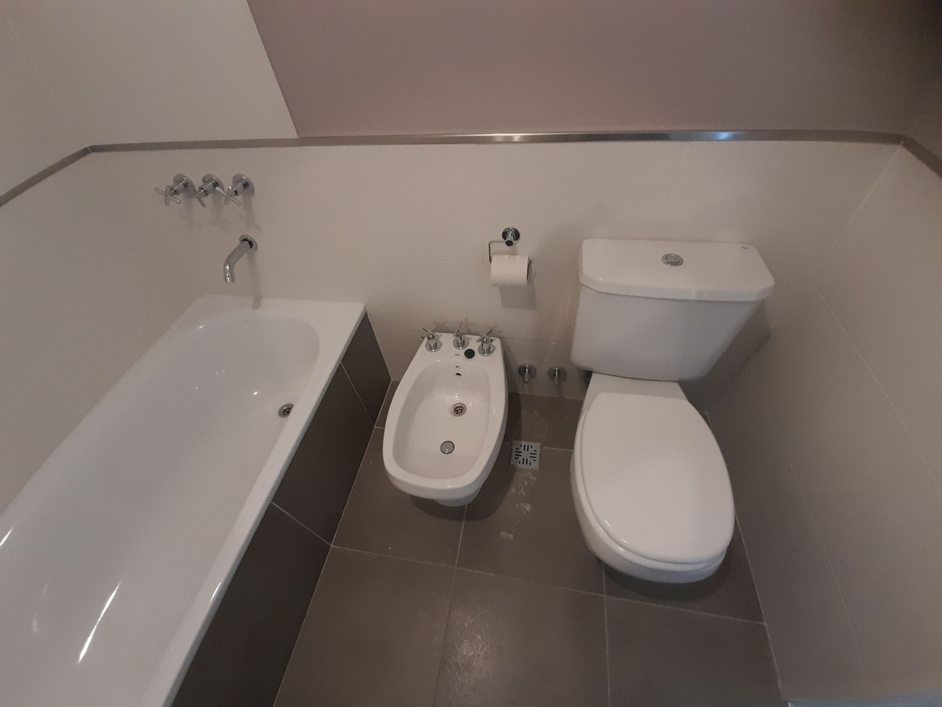 2 Ambientes con cochera y balcón.