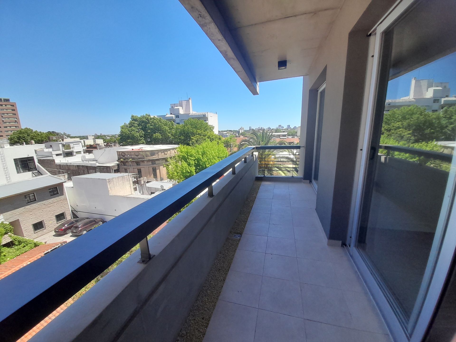 2 Ambientes con cochera y balcón.