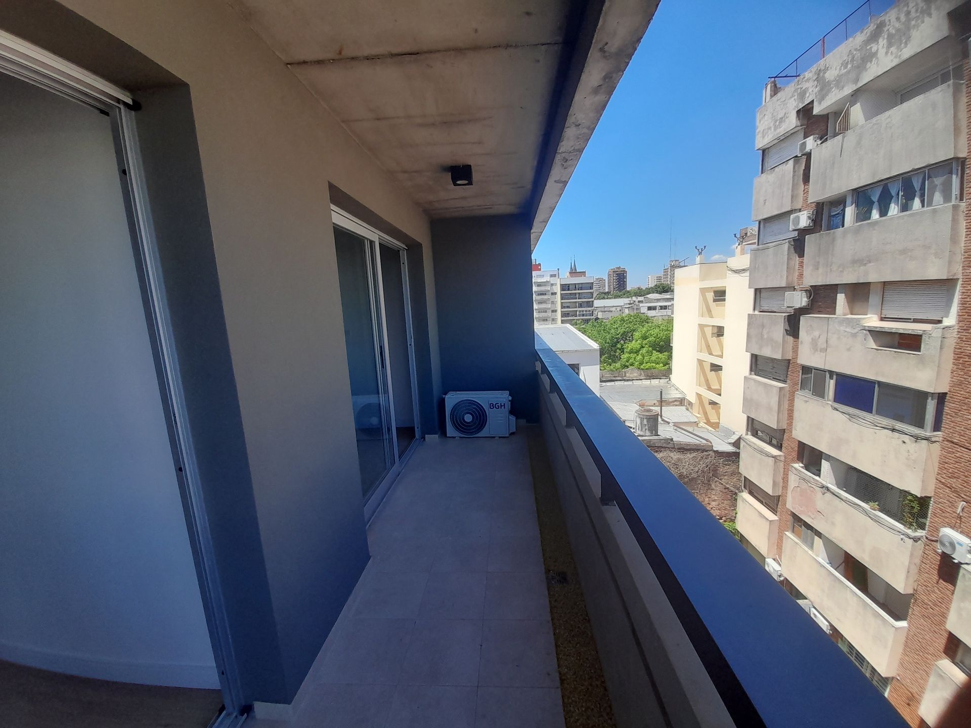 2 Ambientes con cochera y balcón.