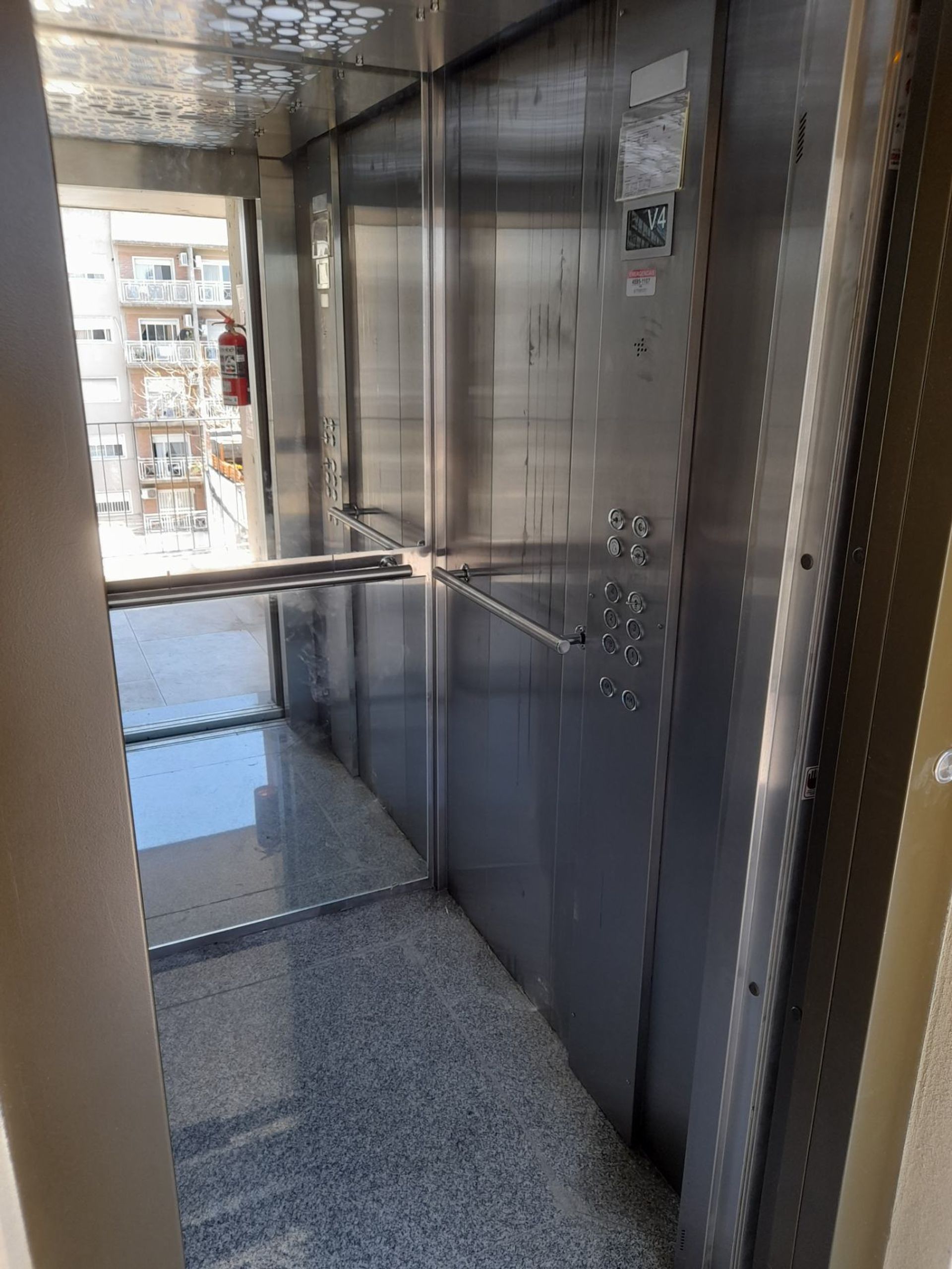2 Ambientes con cochera y balcón.