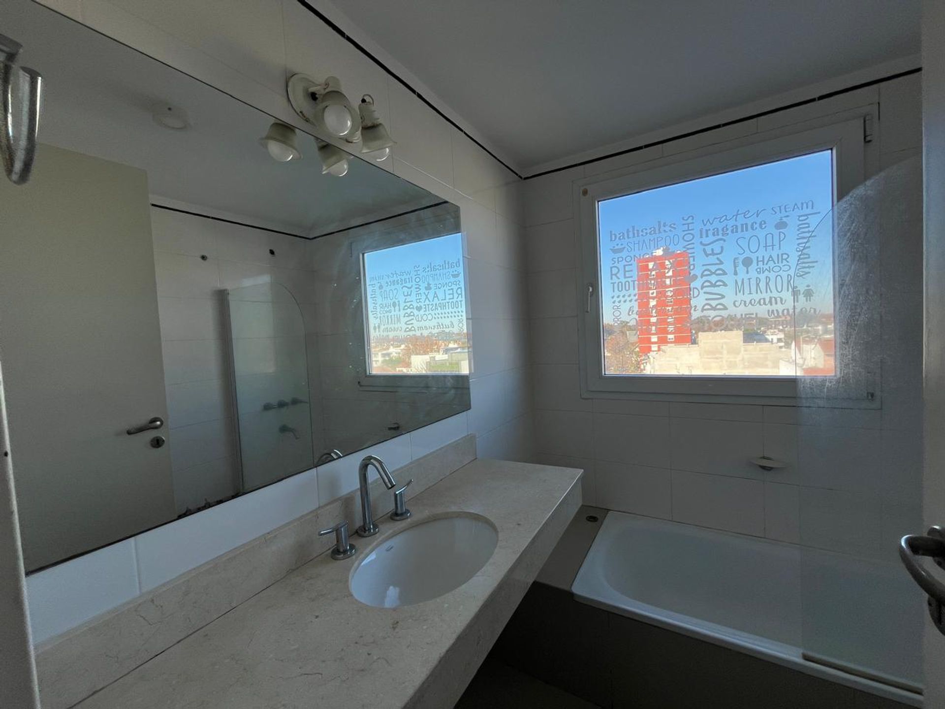 Alquiler Monoambiente En Beccar Con Balcon/Cochera