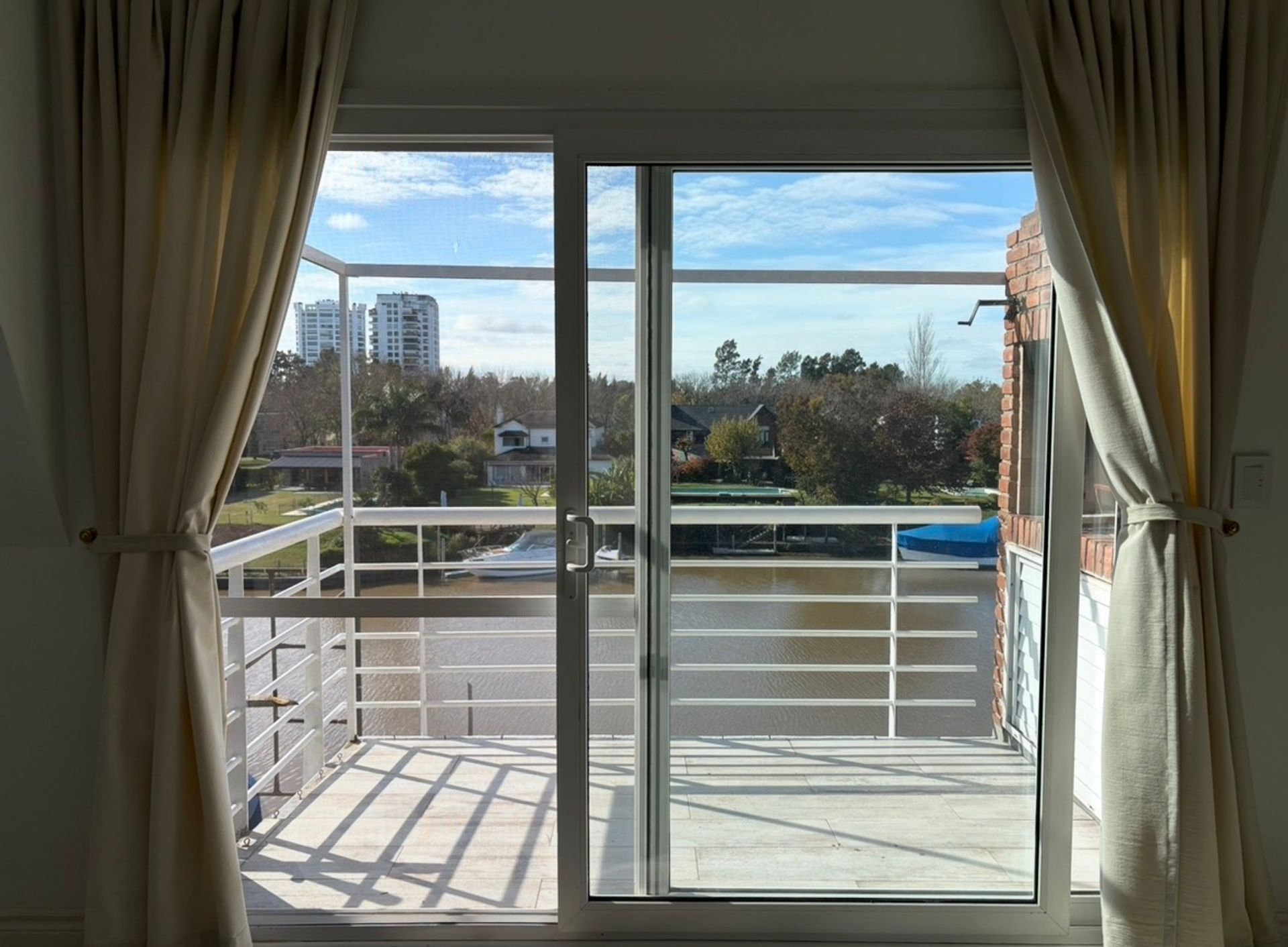 alq dormie 3 ambientes + depend 2 cocheras al rio