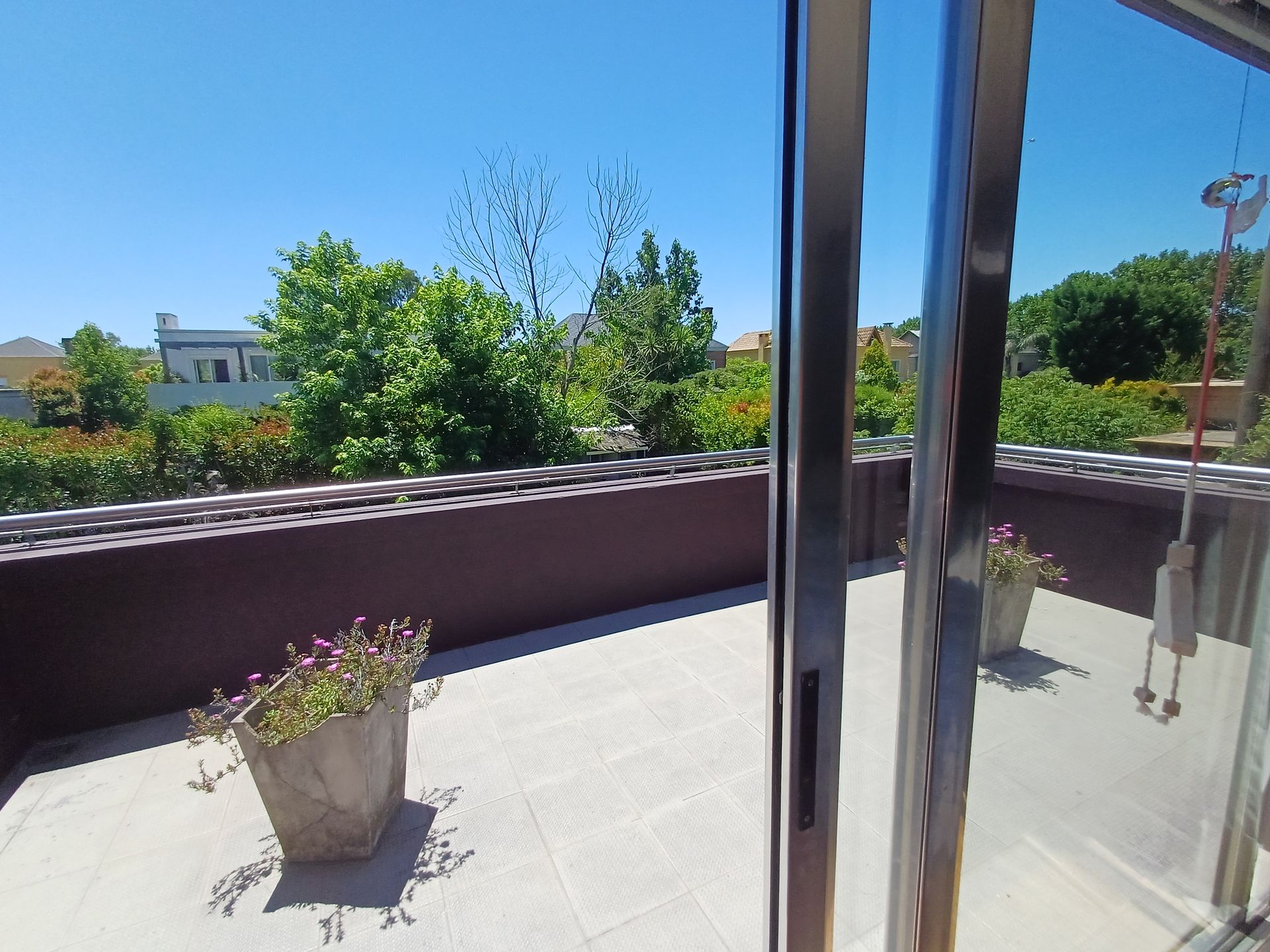 Venta casa moderna en Barrio Laguna del Sol, Tigre