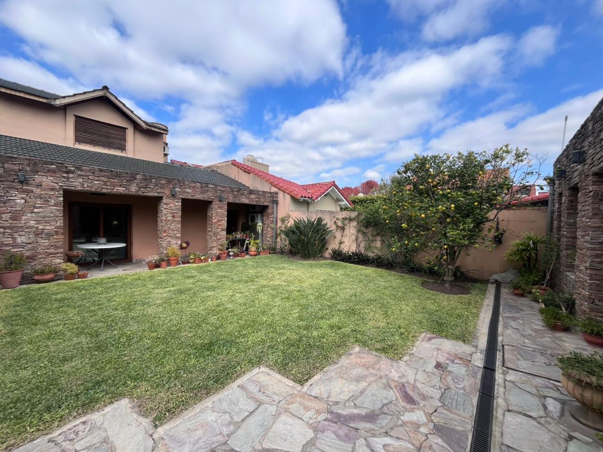 Venta Casa 6 Amb En Olivos Jardín Quincho Y 2 Coch
