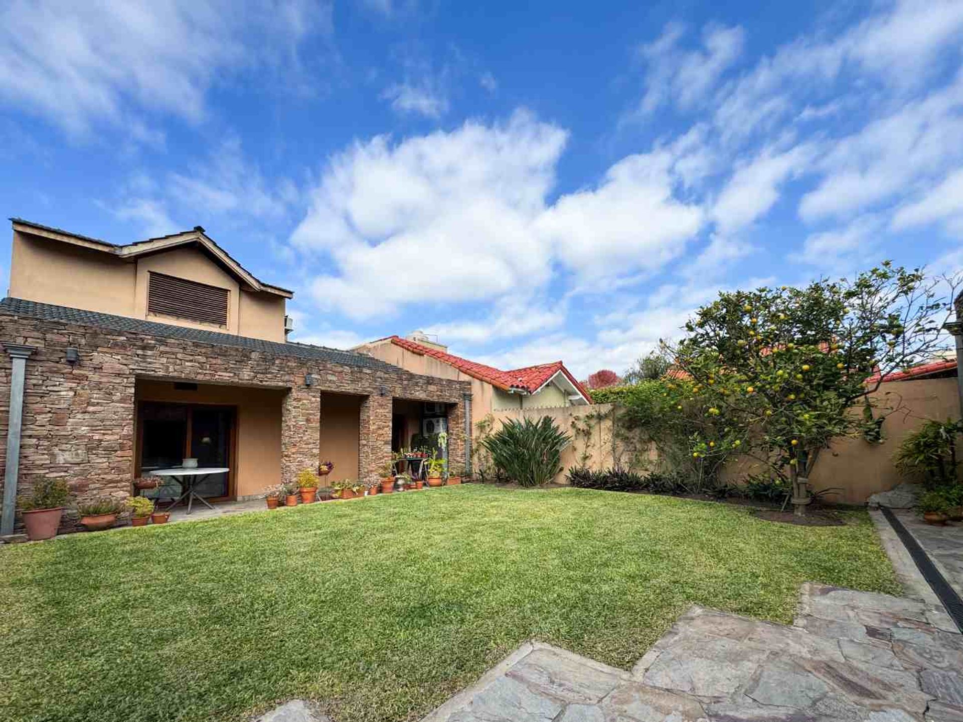 Venta Casa 6 Amb En Olivos Jardín Quincho Y 2 Coch