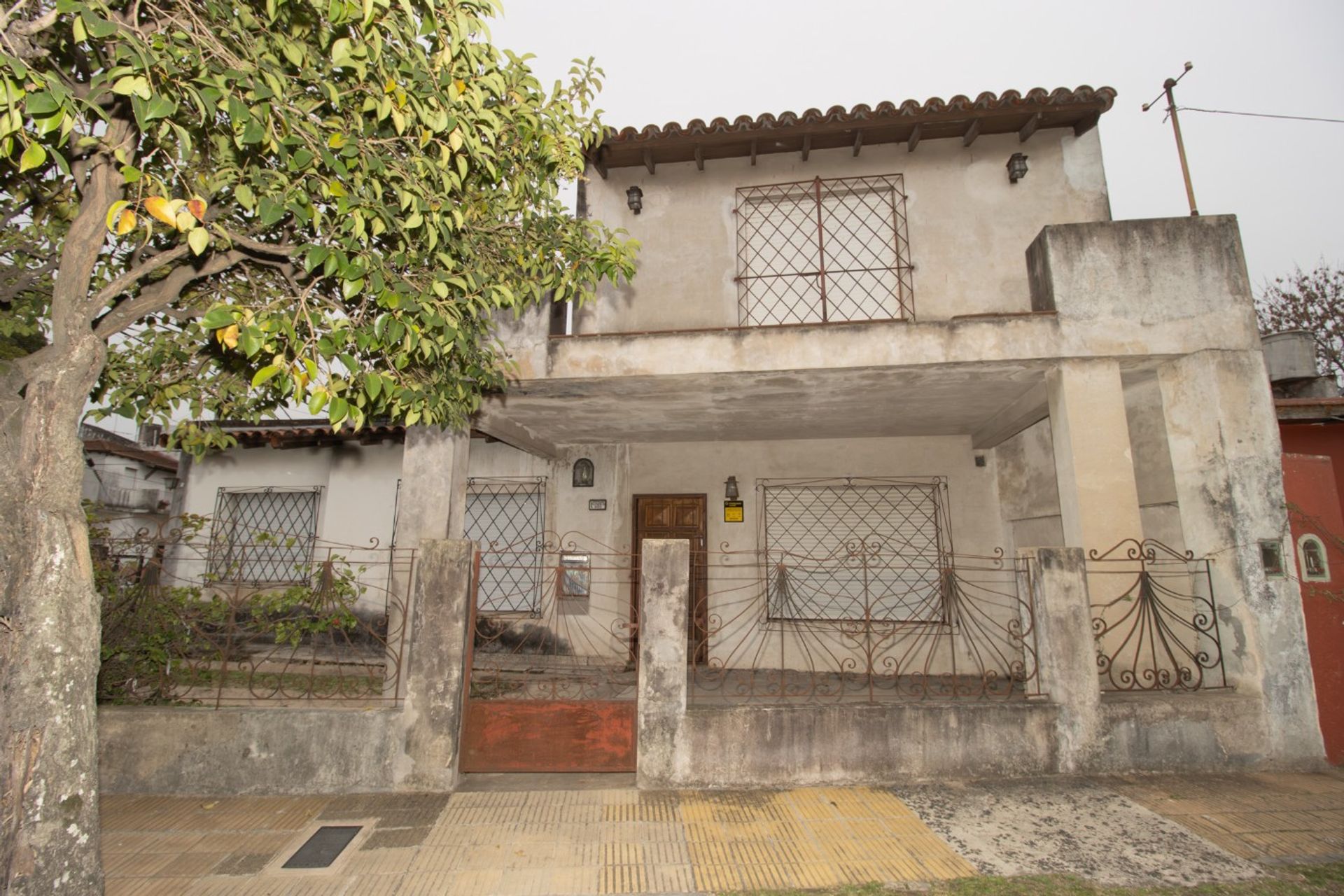 Casa De 5 Ambientes Desarrollada En Dos Plantas
